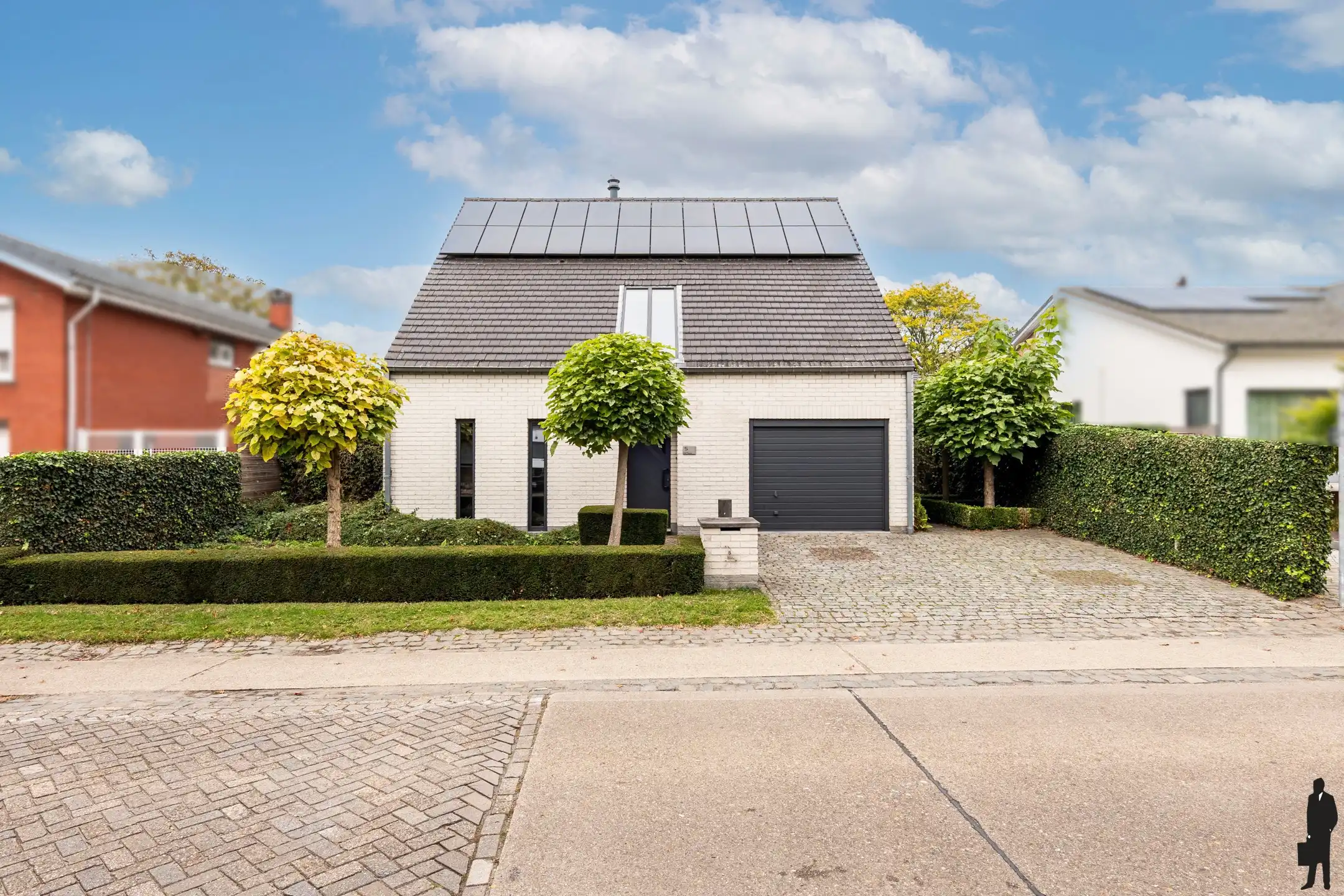Instapklare gezinswoning met 3slks, tuin en garage op 563 m² foto {{pictureIndex}}