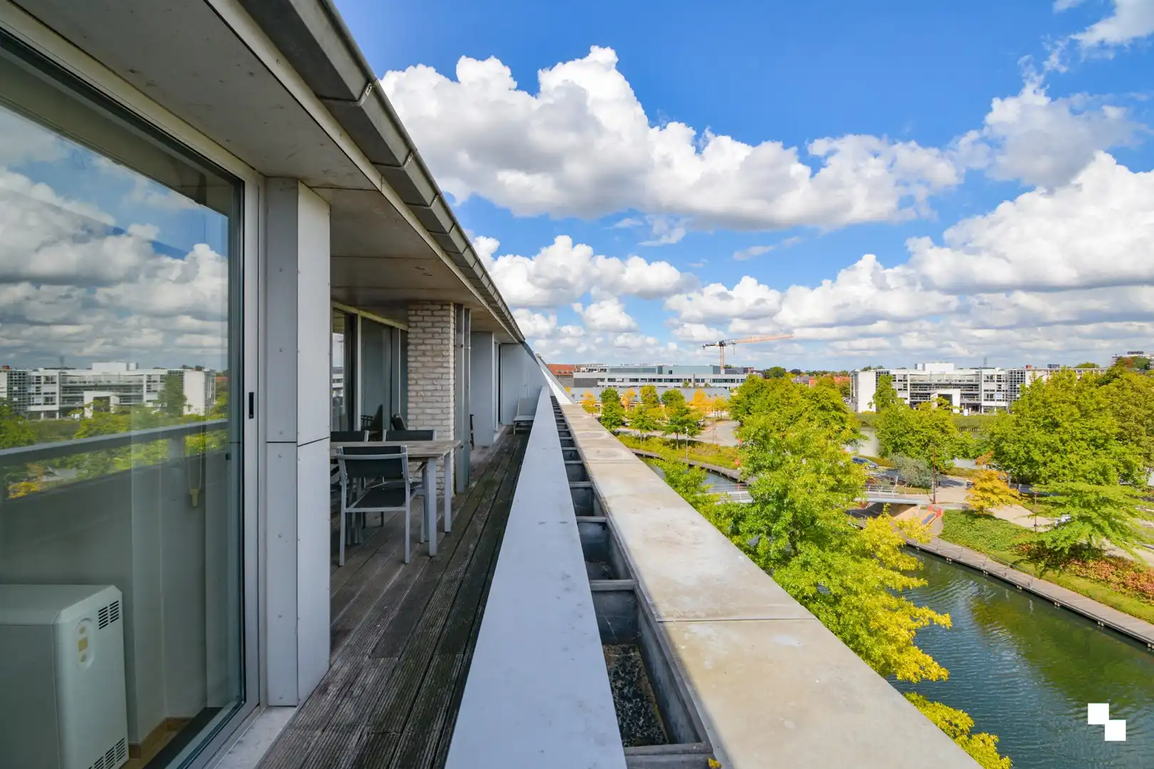 UItzonderlijk ruim appartement aan het water te Roeselare! foto {{pictureIndex}}