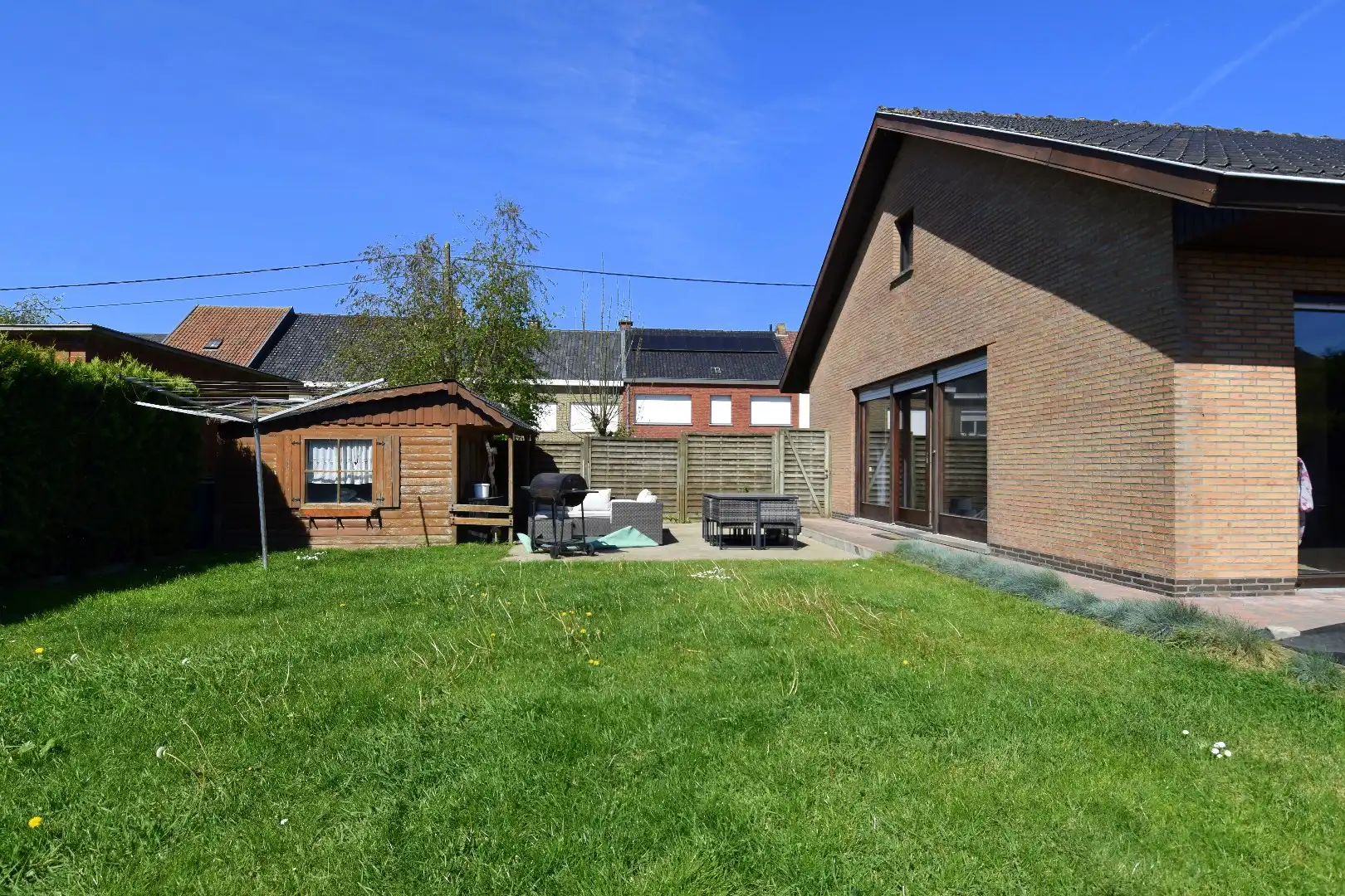 Rustig gelegen gelijkvloerse villa met 3 slaapkamers, dubbele garage en tuin rondom te koop in Ledegem foto 16
