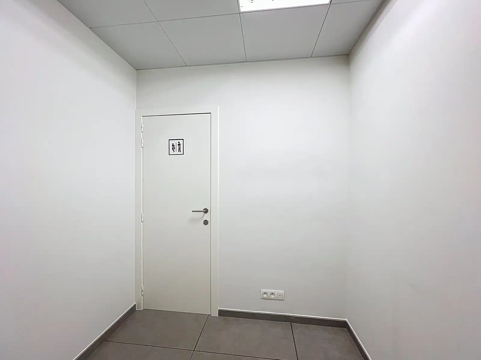 Volledig instapklare LICHTRIJKE commerciële ruimte ± 185m²  (kantoor, diensten, vrije beroepen,...) in het CENTRUM! foto 15