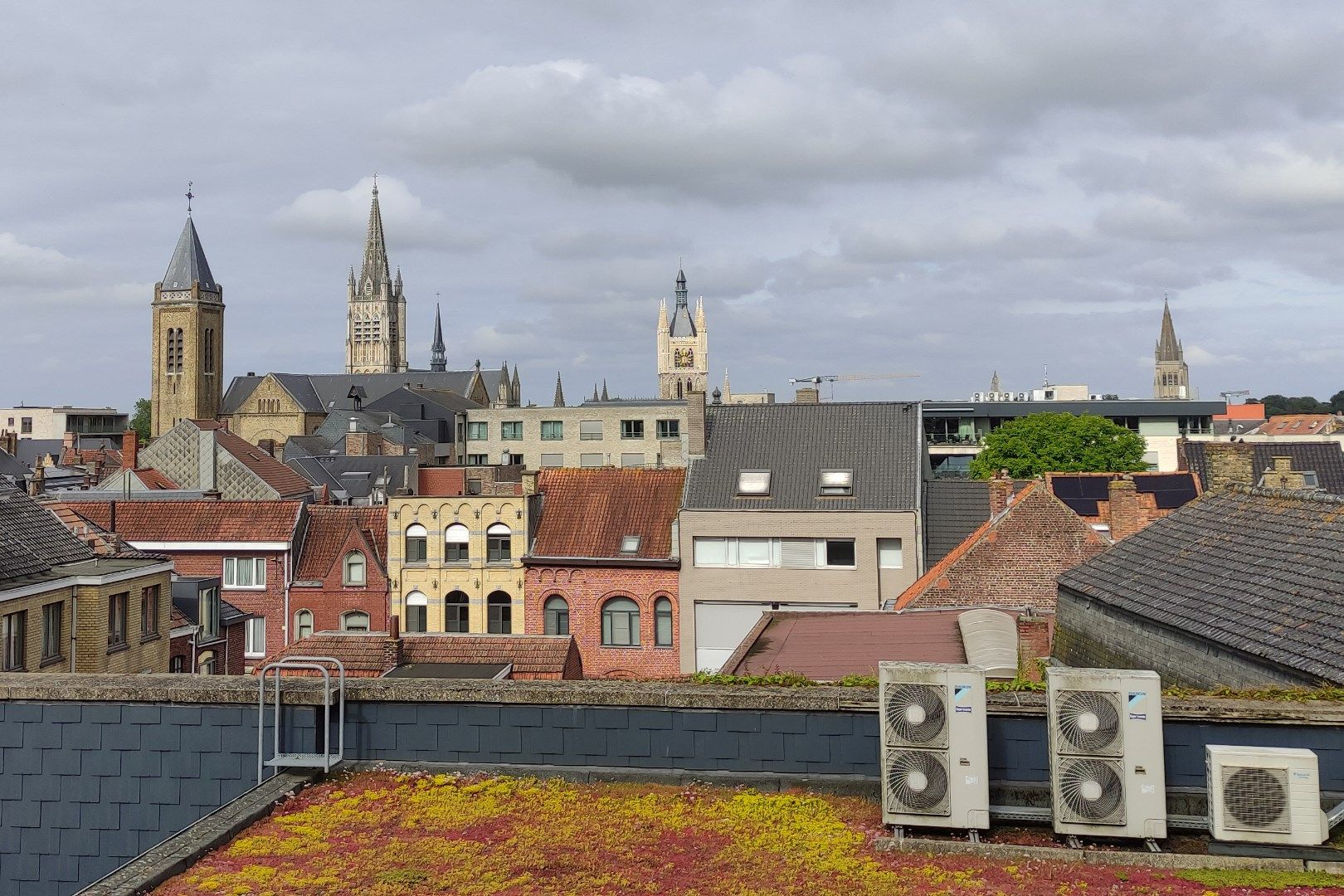 Lichtrijk instapklaar appartement met terras op toplocatie te Ieper. foto 16