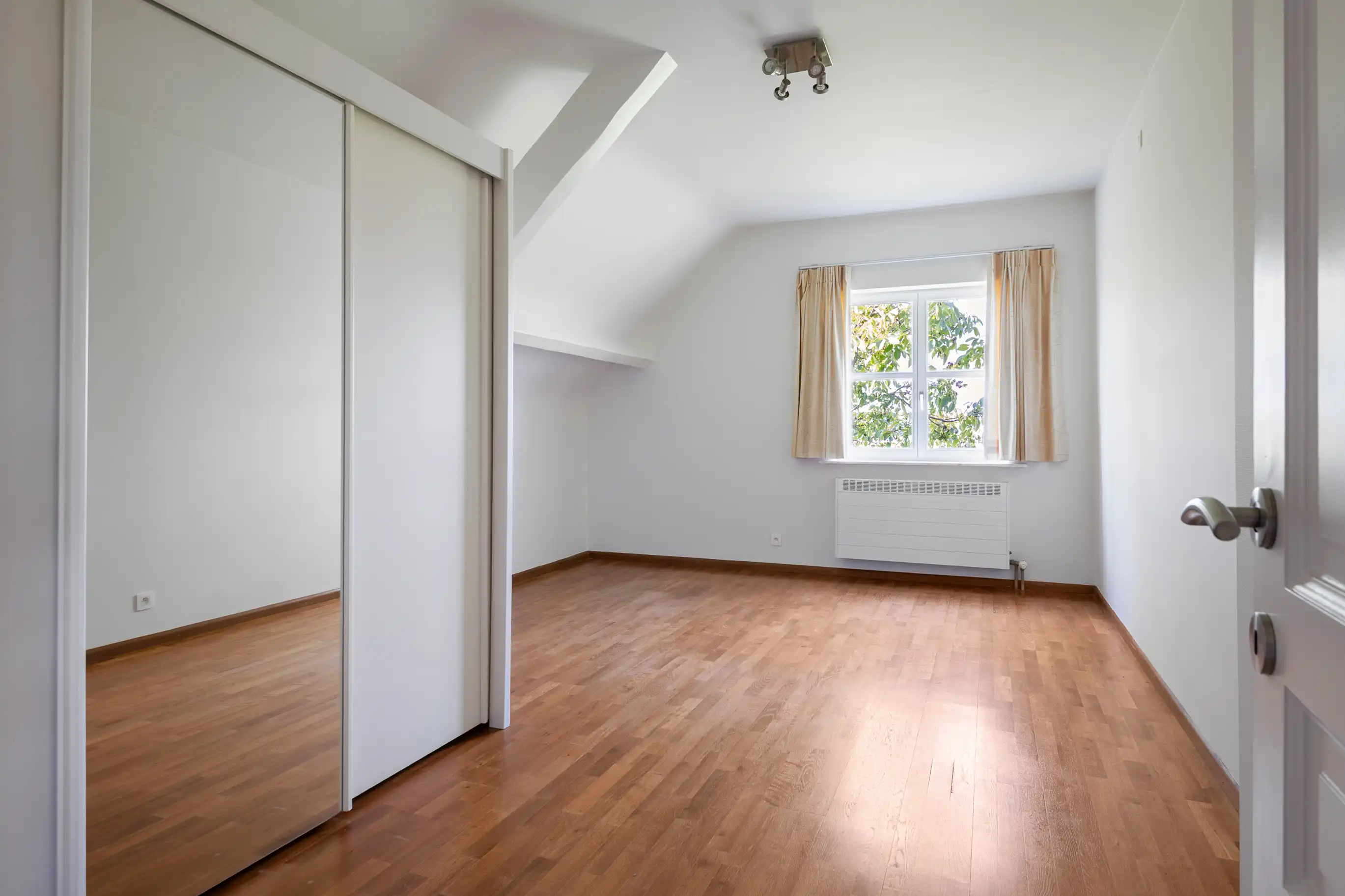 Tijdloze landbouwwoning met drie loodsen foto 14