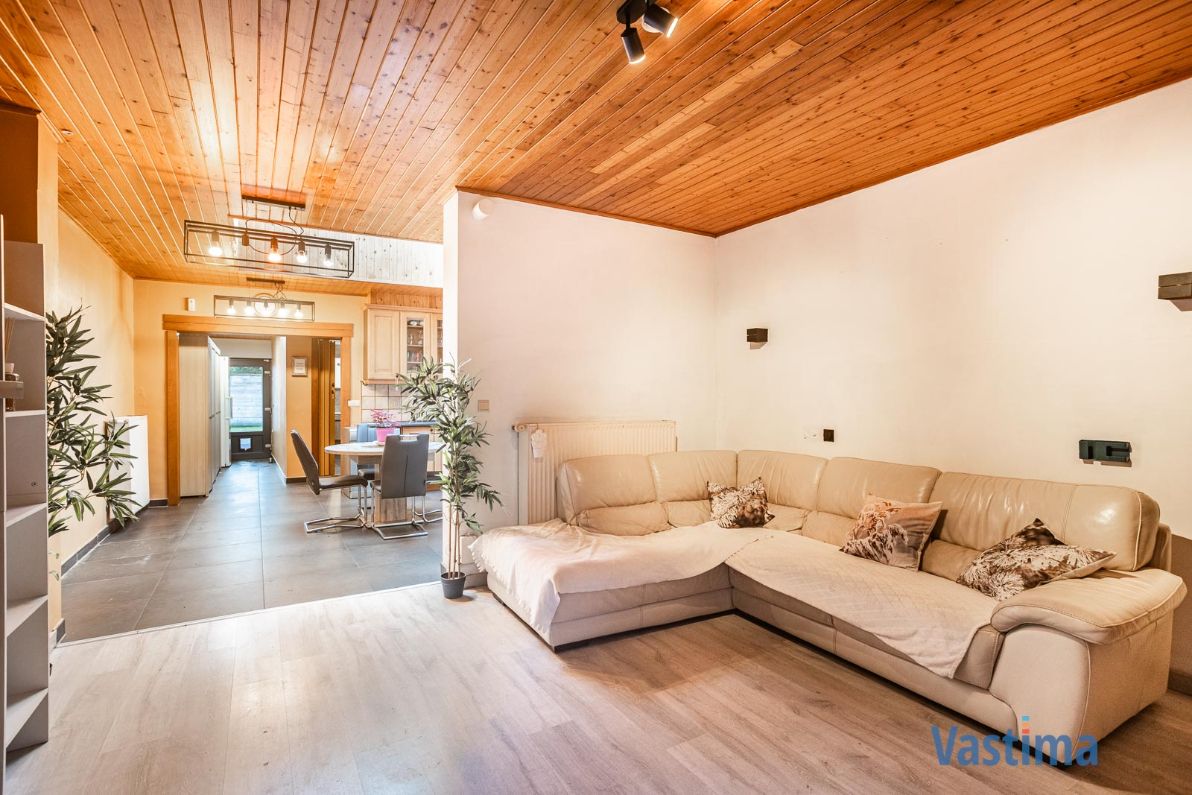 Stadswoning met zonnepanelen en tuin foto 2