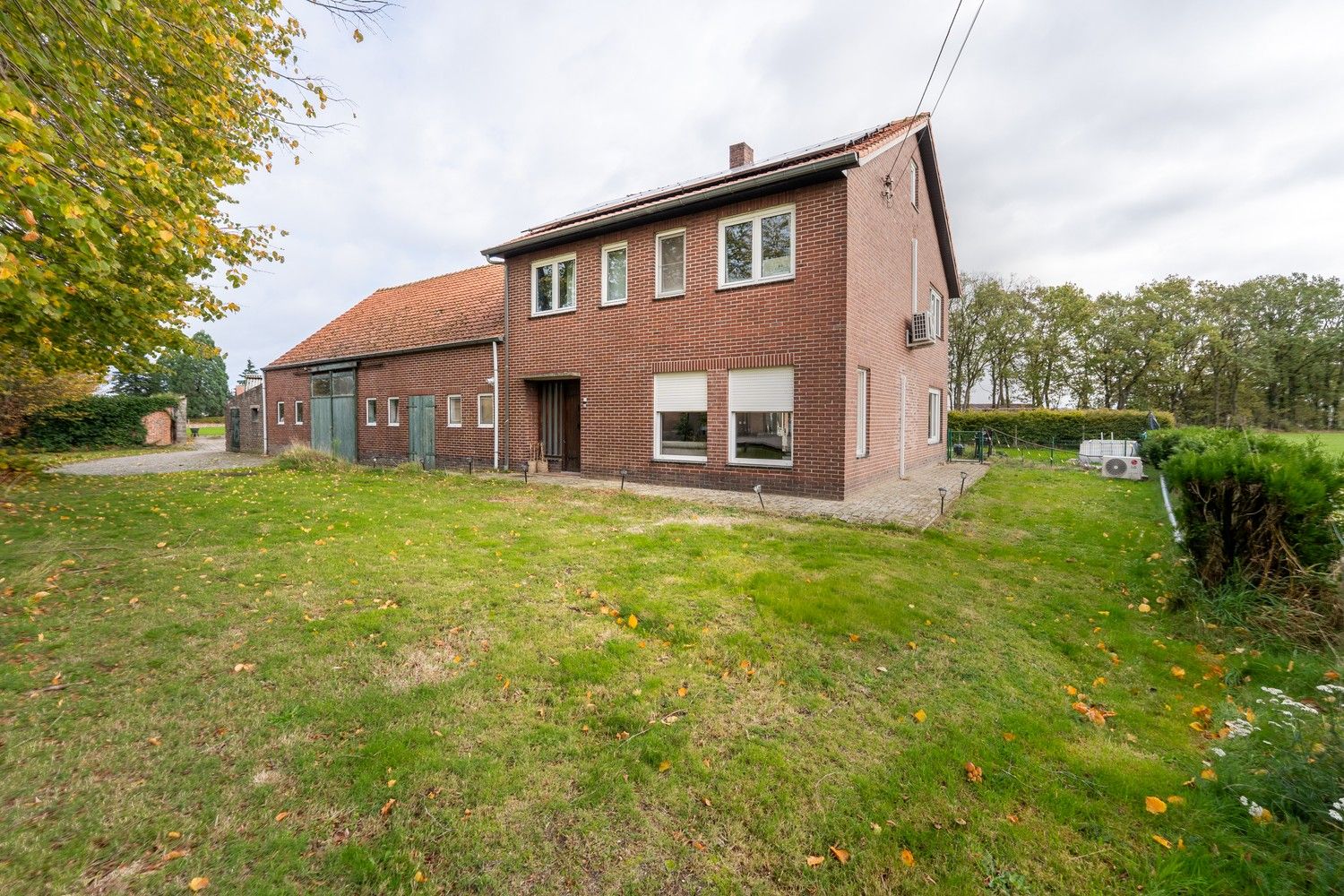 Charmante gerenoveerde woning met aanpalende schuur en 3 aparte bijgebouwen op 28a49 in Achel foto 2