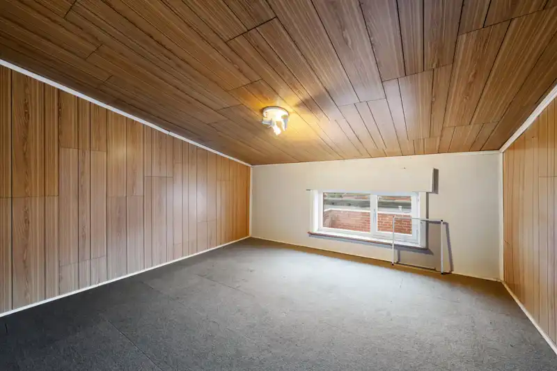 Westrozebeke-centrum. Te renoveren half open bebouwing, uitzonderlijke grote woning met veel bergruimte en garage. Potentieel als woonruimte 165-225m2. Tuin en tuinhuis. foto 14