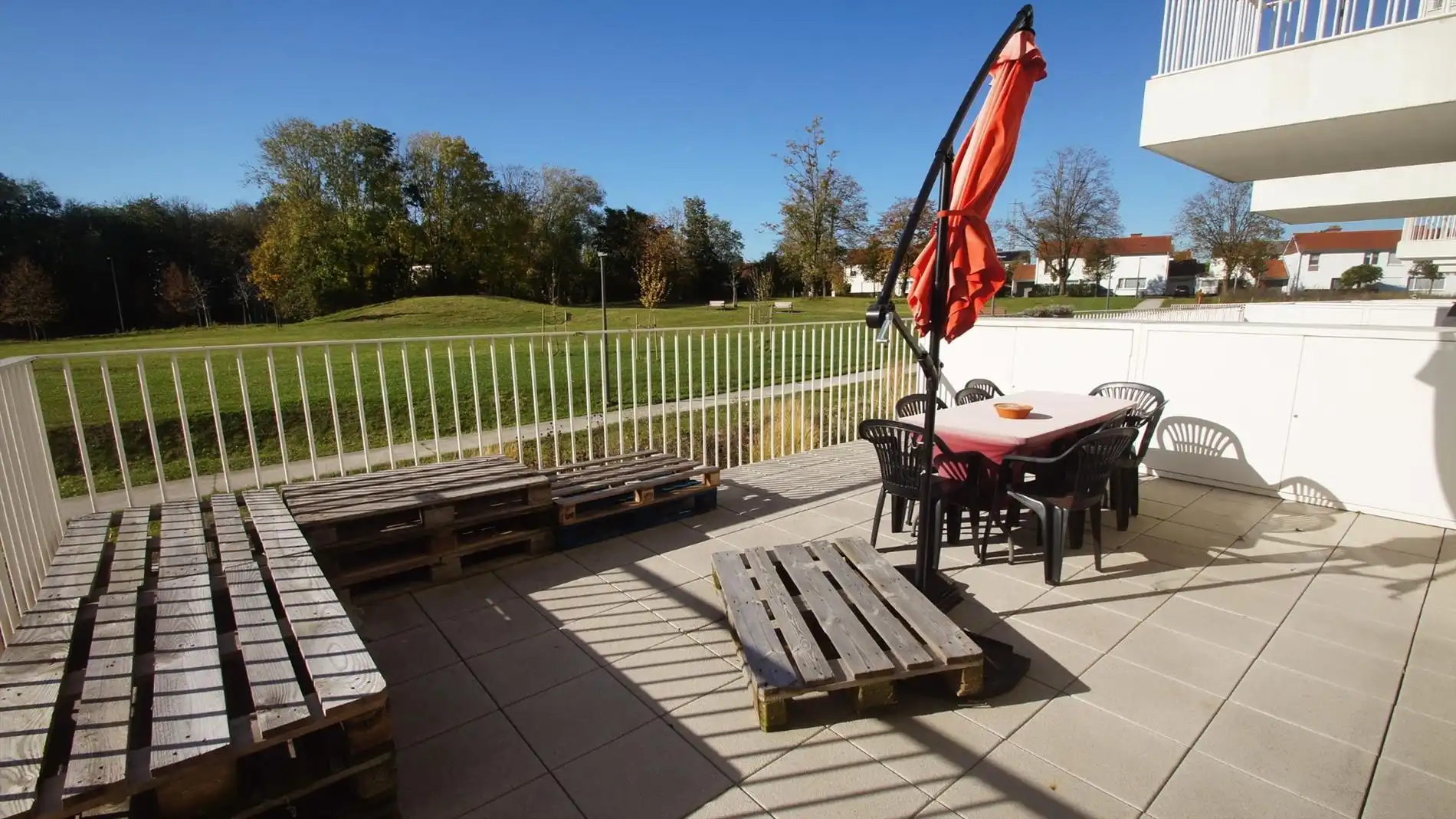 Prachtig app. met 2 slpks, autostaanplaats en ruim terras (55 m²!) foto 2