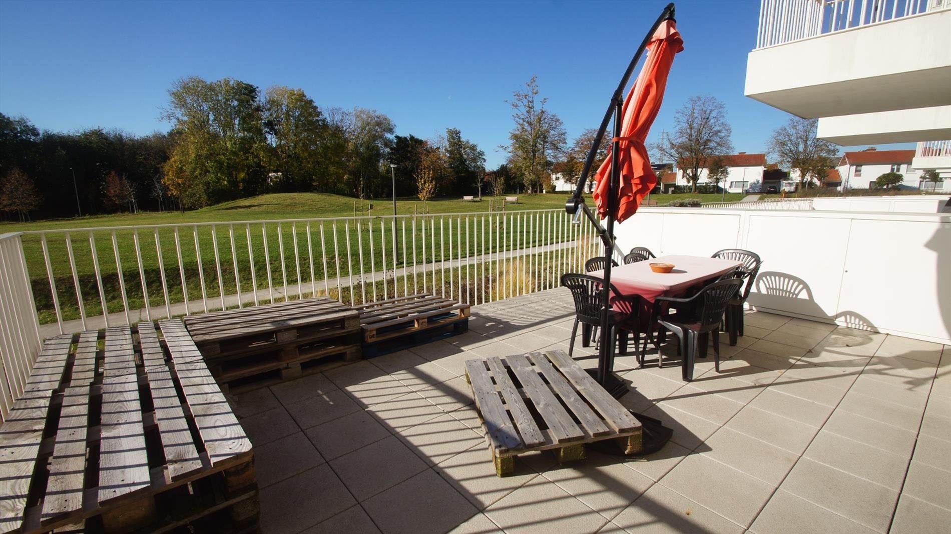 Prachtig app. met 2 slpks, autostaanplaats en ruim terras (55 m²!) foto 2