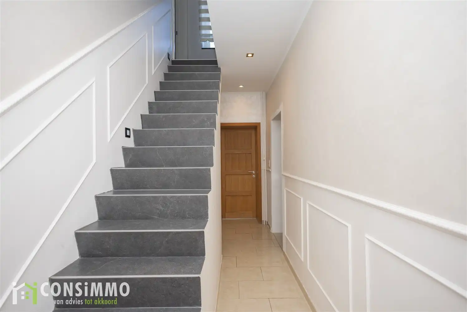 Instapklare en ruime woning met 5 slaapkamers in Genk foto 3