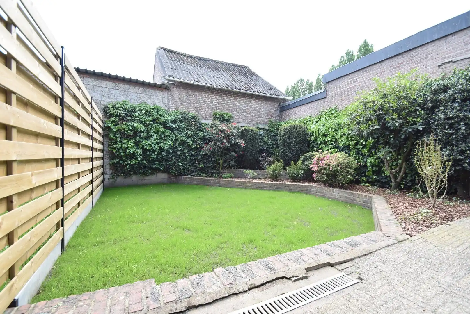 Knappe rijwoning met inpandige garage en mooie tuin in het centrum van Riemst foto 27