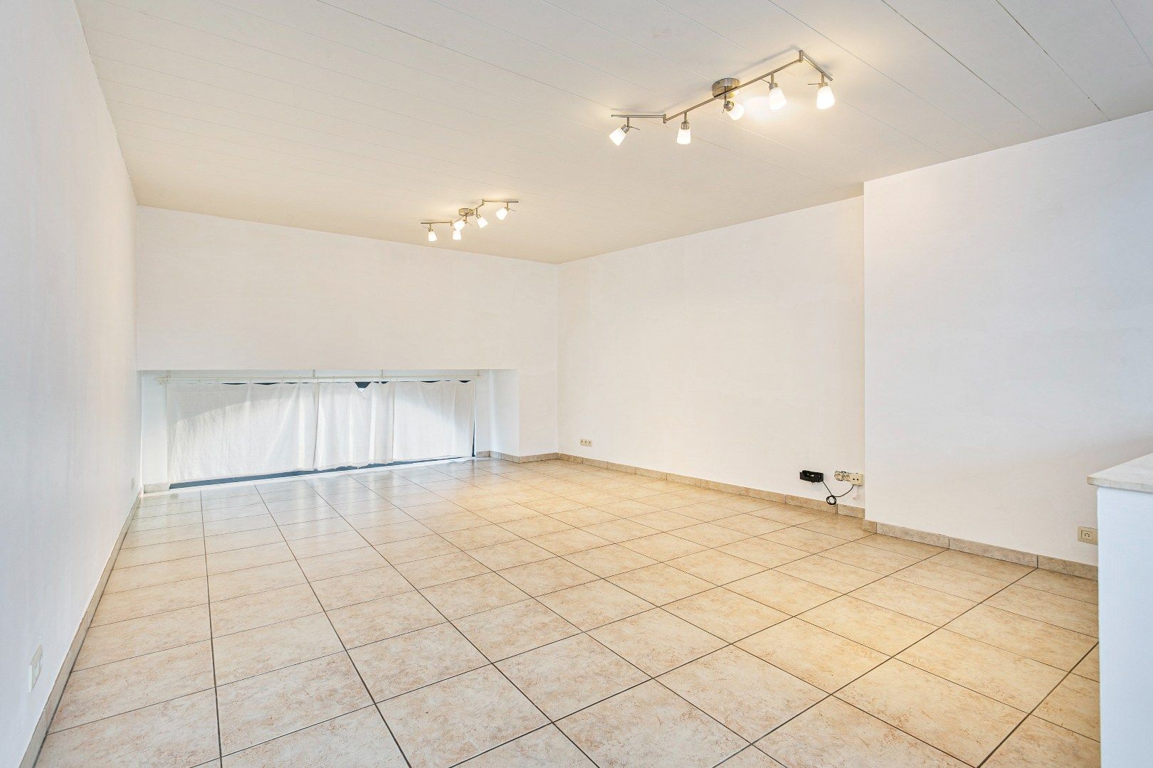 Ruim en zonnig appartement met terras + privé staanplaats foto 2