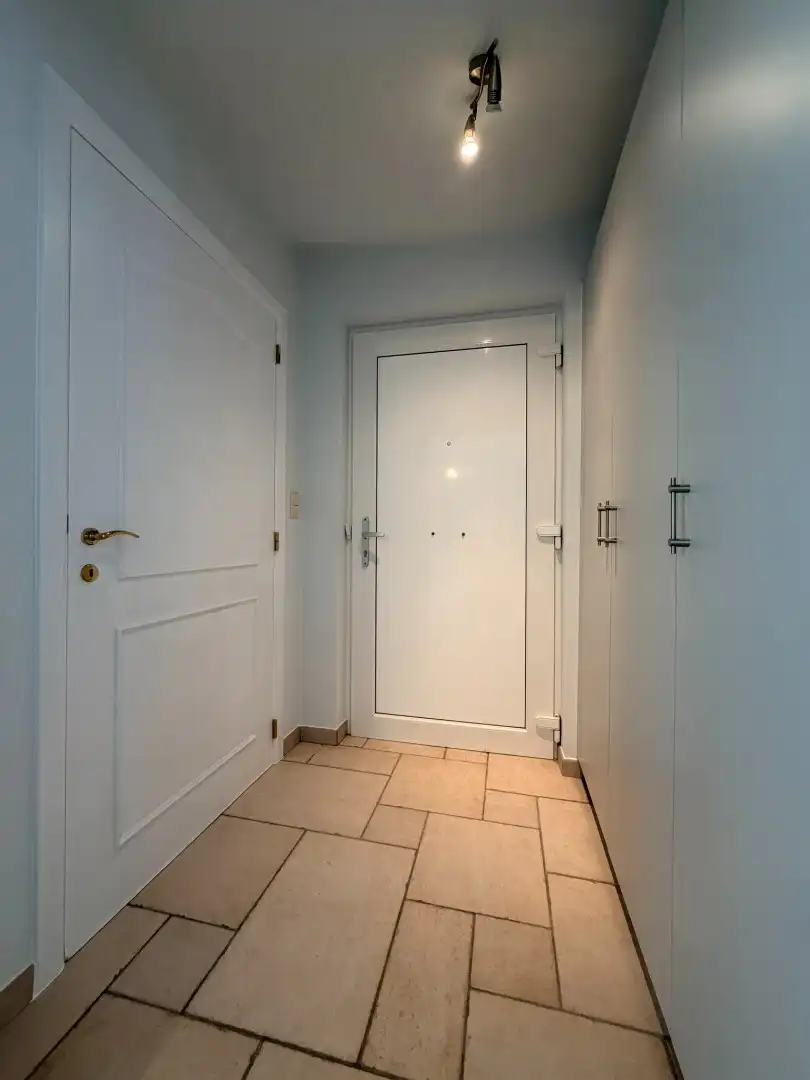 Bijzonder charmante benedenwoonst met 1 slaapkamer, veranda, terras en twee autostandplaatsen foto 8