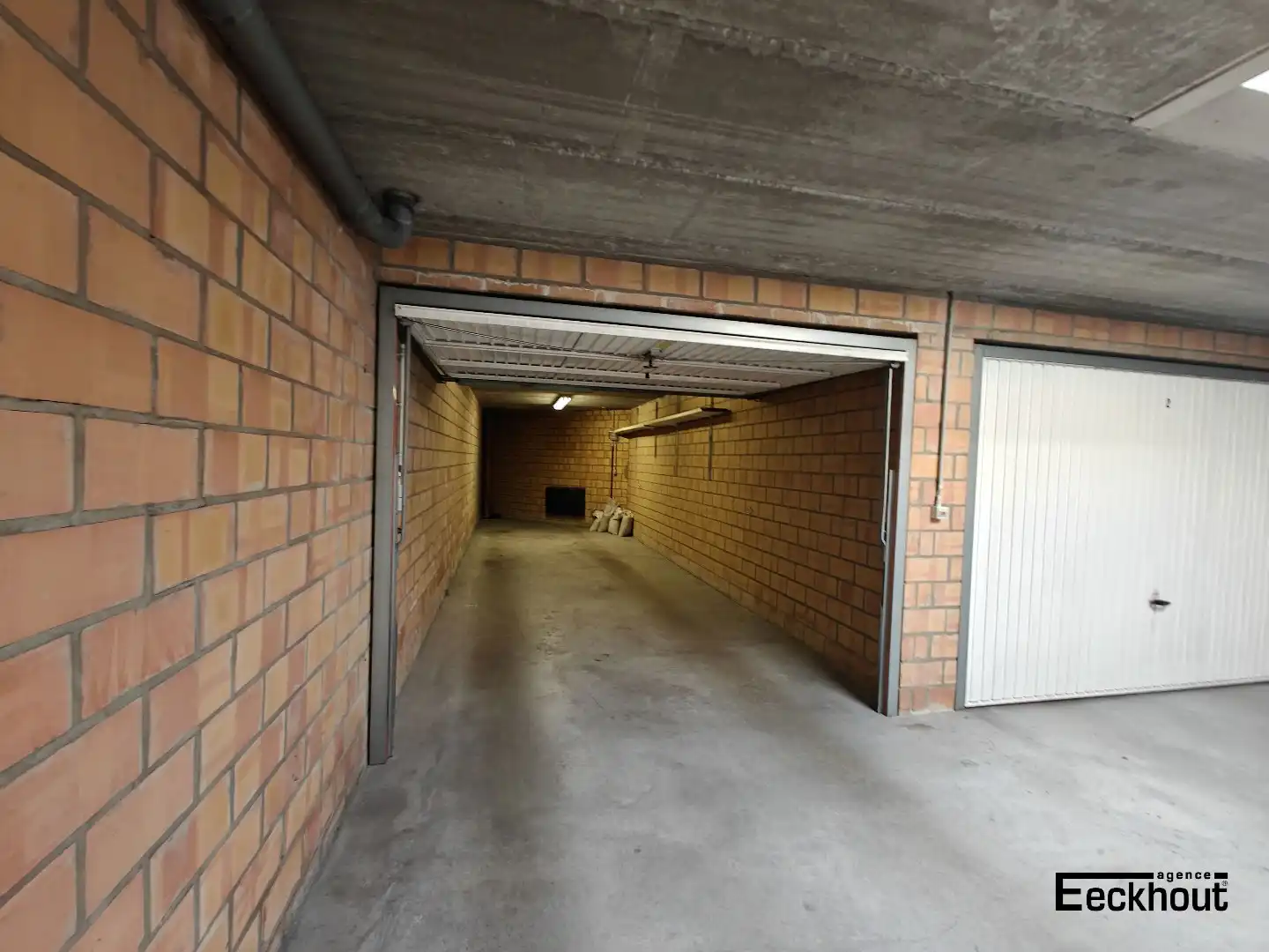 Ruime garagebox in centrum Oostende foto {{pictureIndex}}