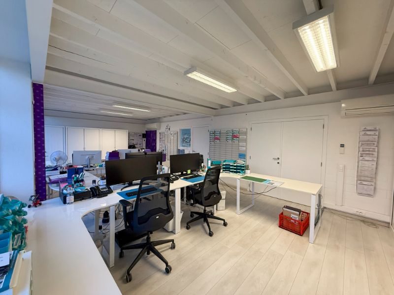 Modern bedrijfsgebouw met magazijn en kantoren foto 10