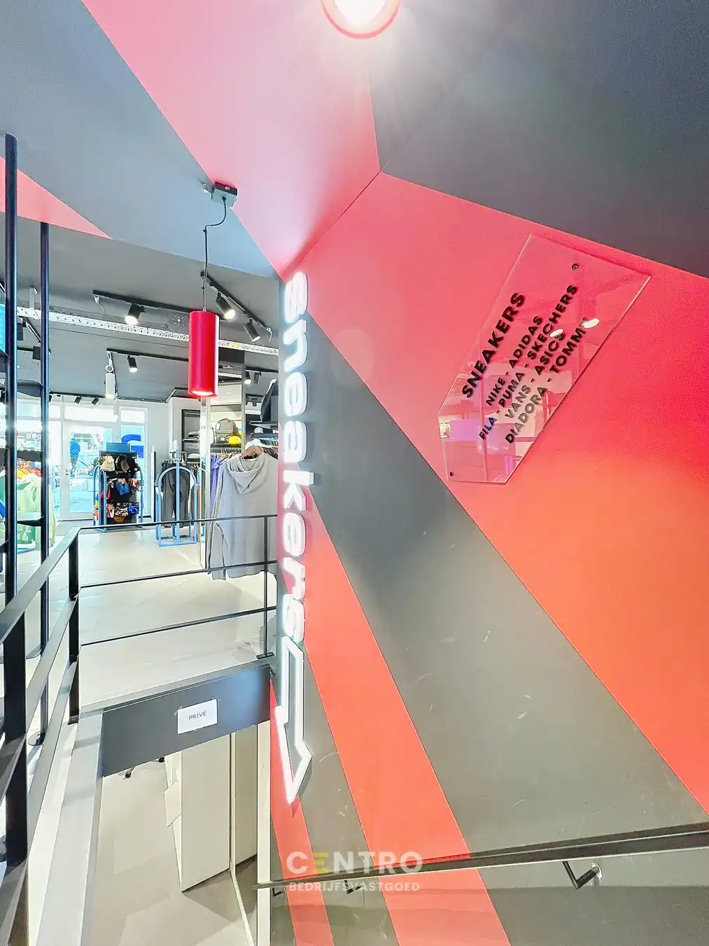 Instapklare commerciële ruimte van ca. 300 m². Uitstekend gelegen met veel passage en zichtbaarheid, ideaal voor retail of showroomconcepten ! foto 15