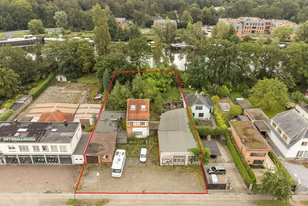 Projectgrond / Woning en magazijnen foto {{pictureIndex}}