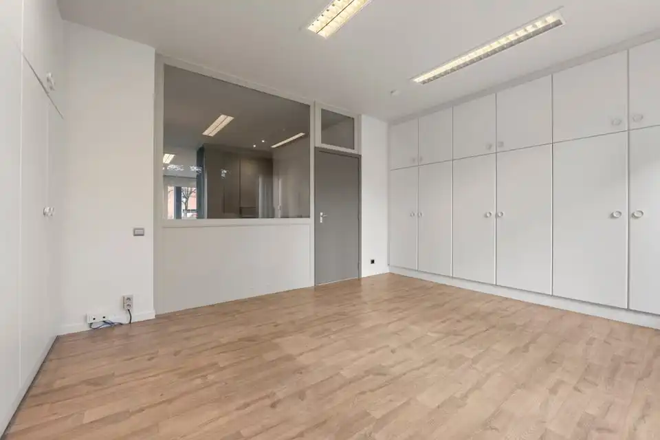 RUIME KANTOORRUIMTE VLAKBIJ HET CENTRUM VAN SINT-TRUIDEN foto 16