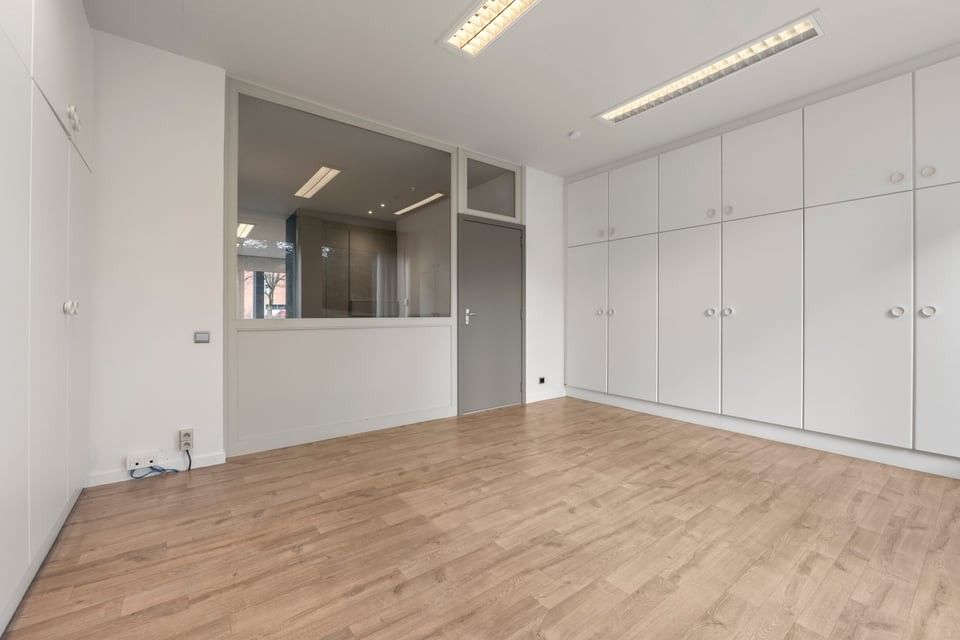 RUIME KANTOORRUIMTE VLAKBIJ HET CENTRUM VAN SINT-TRUIDEN foto 16