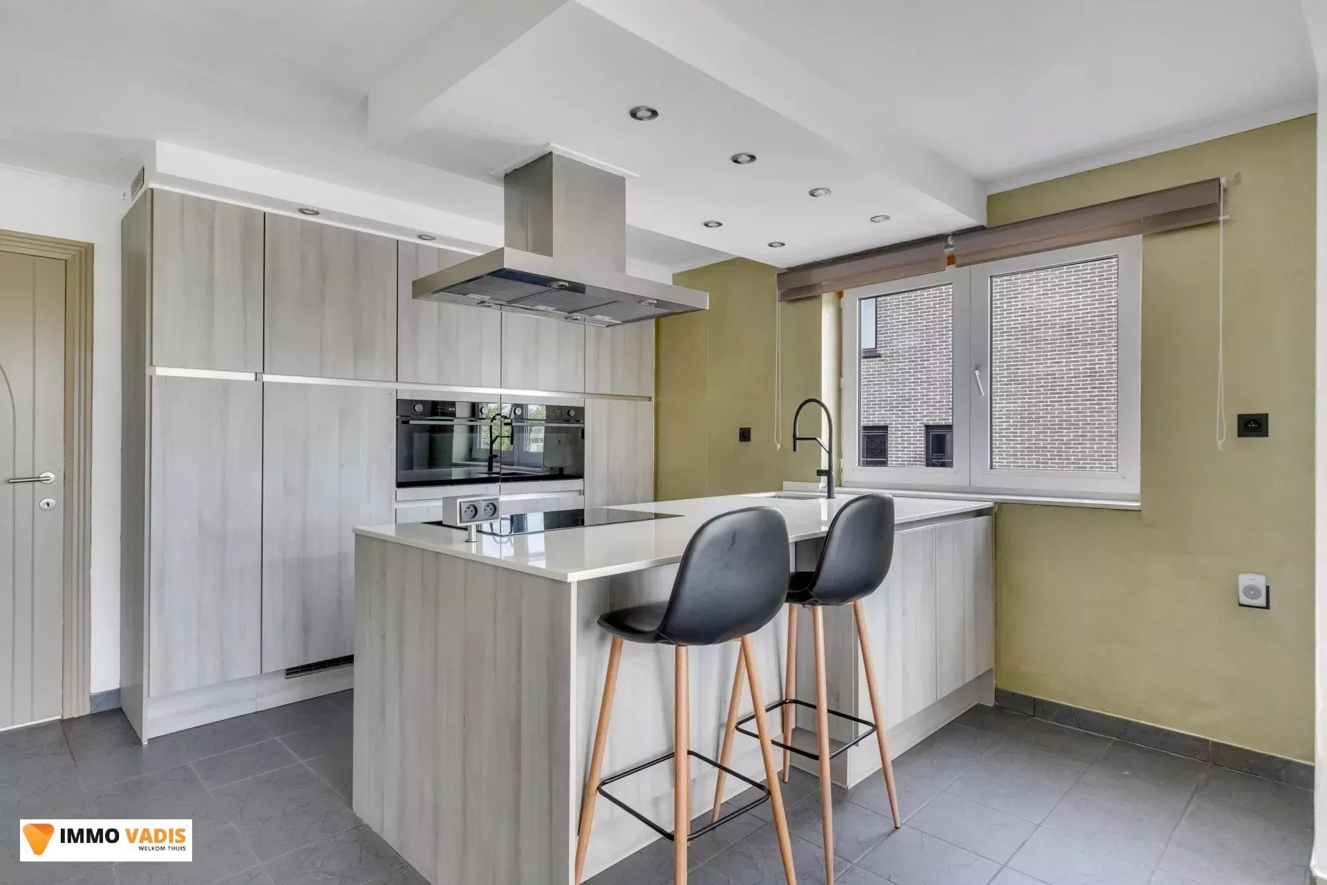 Instapklare halfopen woning met tuin en twee garages foto 5