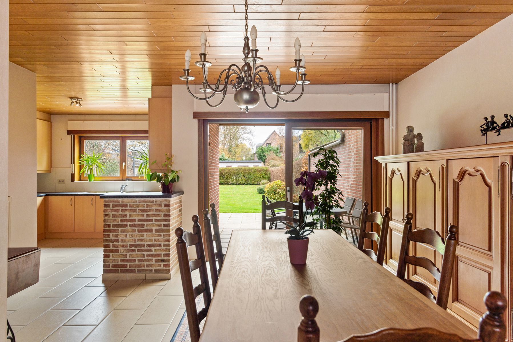 Kom de ruimte ontdekken in en achter deze halfopen bebouwing foto 19