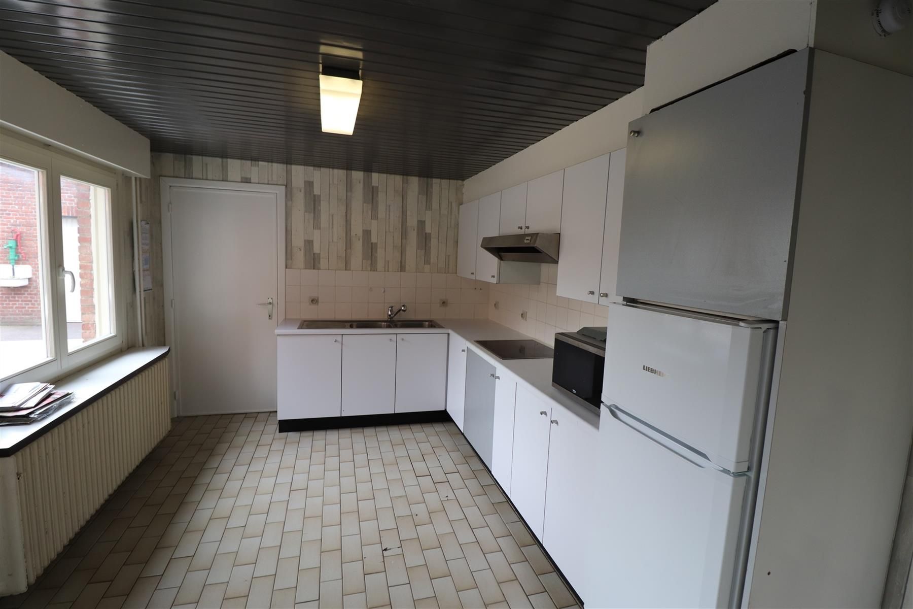 Een ruim woonhuis - halfopen bebouwing - met garage en tuin. foto 4