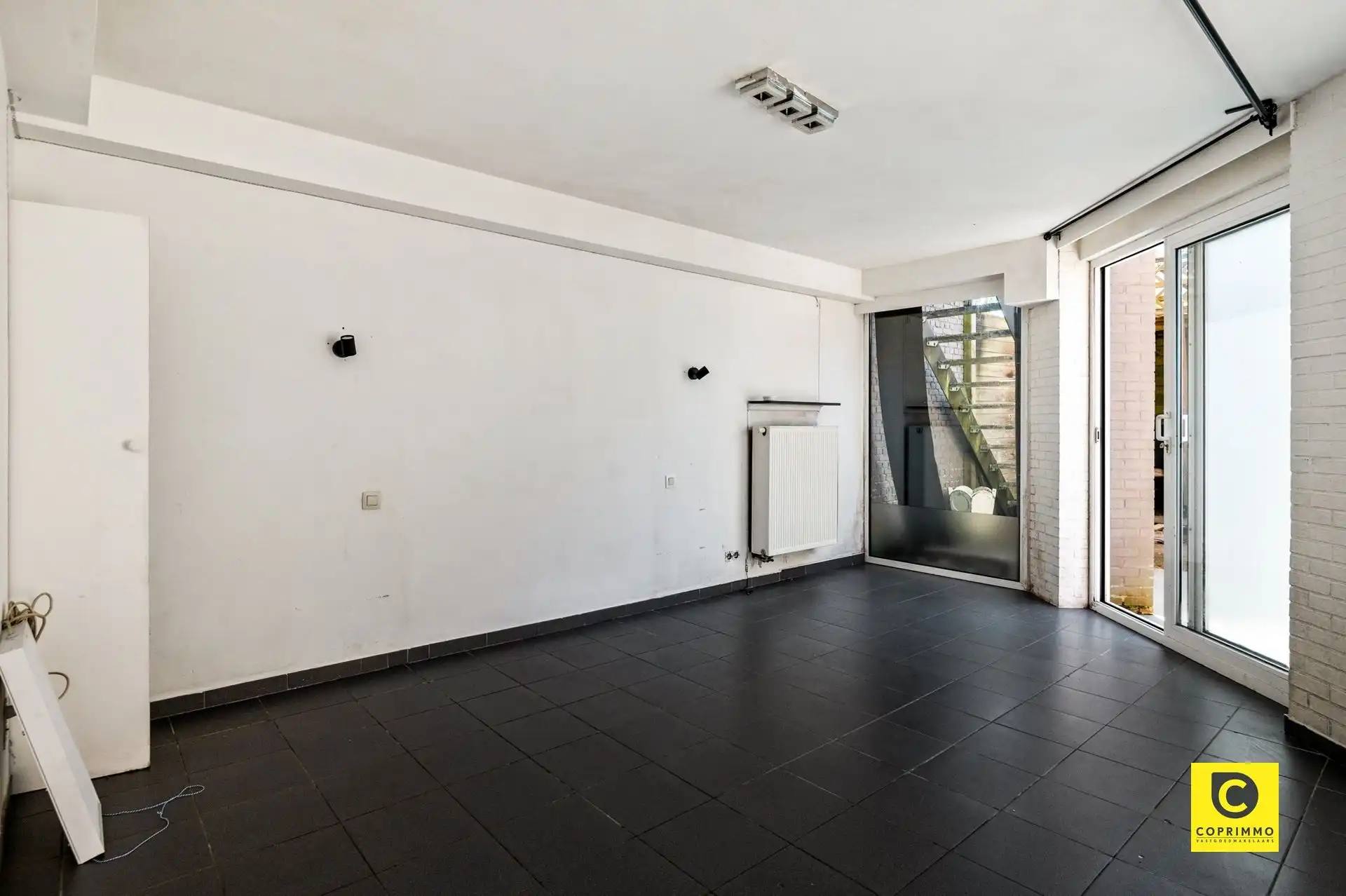 Op te frissen GLV met 1 à 2 slpks, tuintje & staanplaats! foto 7