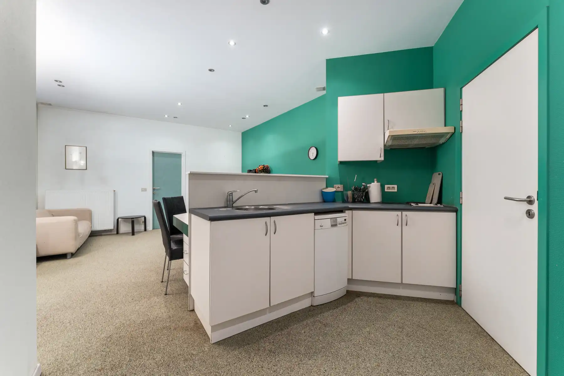 Commercieel gelegen handelshuis, voorheen apotheek. foto 8