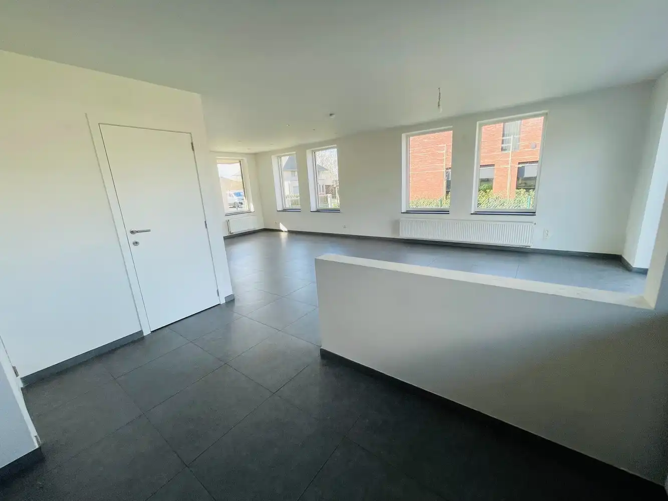 Waardamme , rustige residentiële ligging , RECENT  gebouwde LICHTRIJKE ENERGIEZUINIGE woning met 3 slaapkamers, oprit, tuin en garage. foto 7