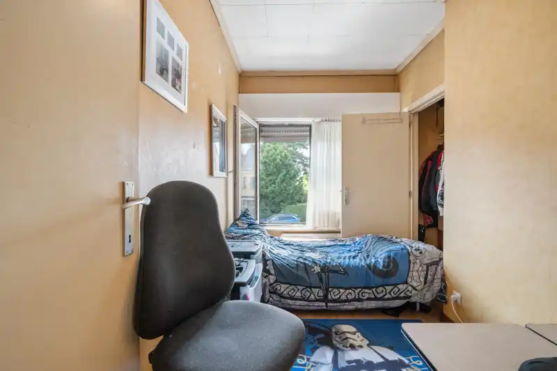 Hooglede-centrum. Stevig gebouwde woning met 3 slaapkamers op een perceel van 241 m2. Vaste huuropbrengst.  Woning rechts. foto 10