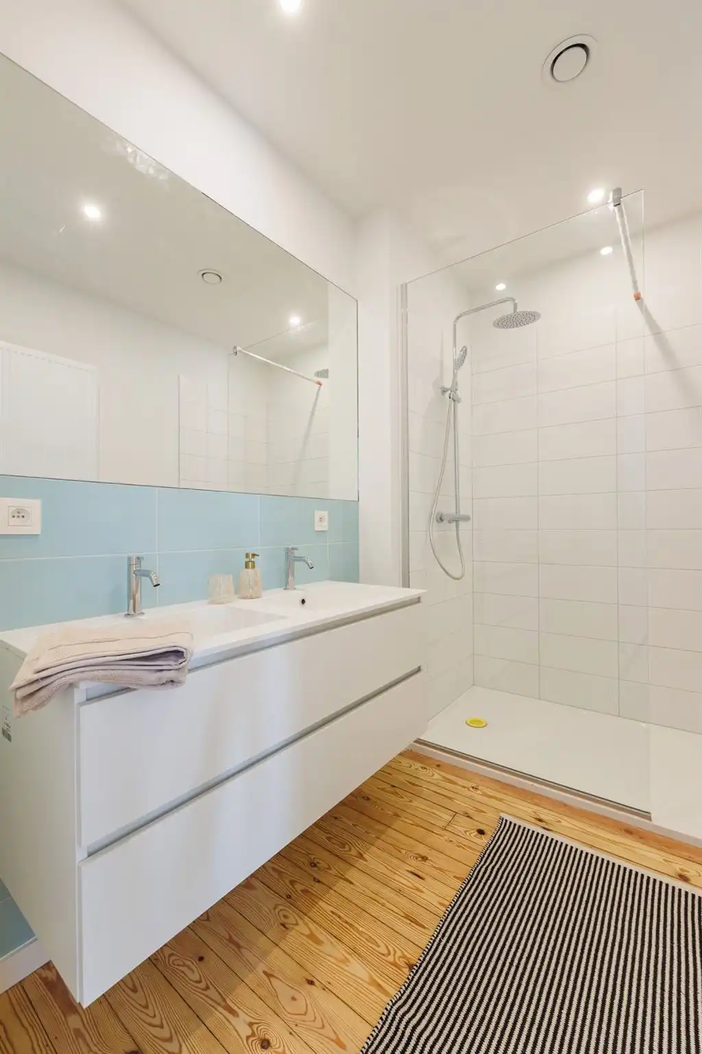 Gerenoveerd appartement met terras in Deurne-zuid foto 13