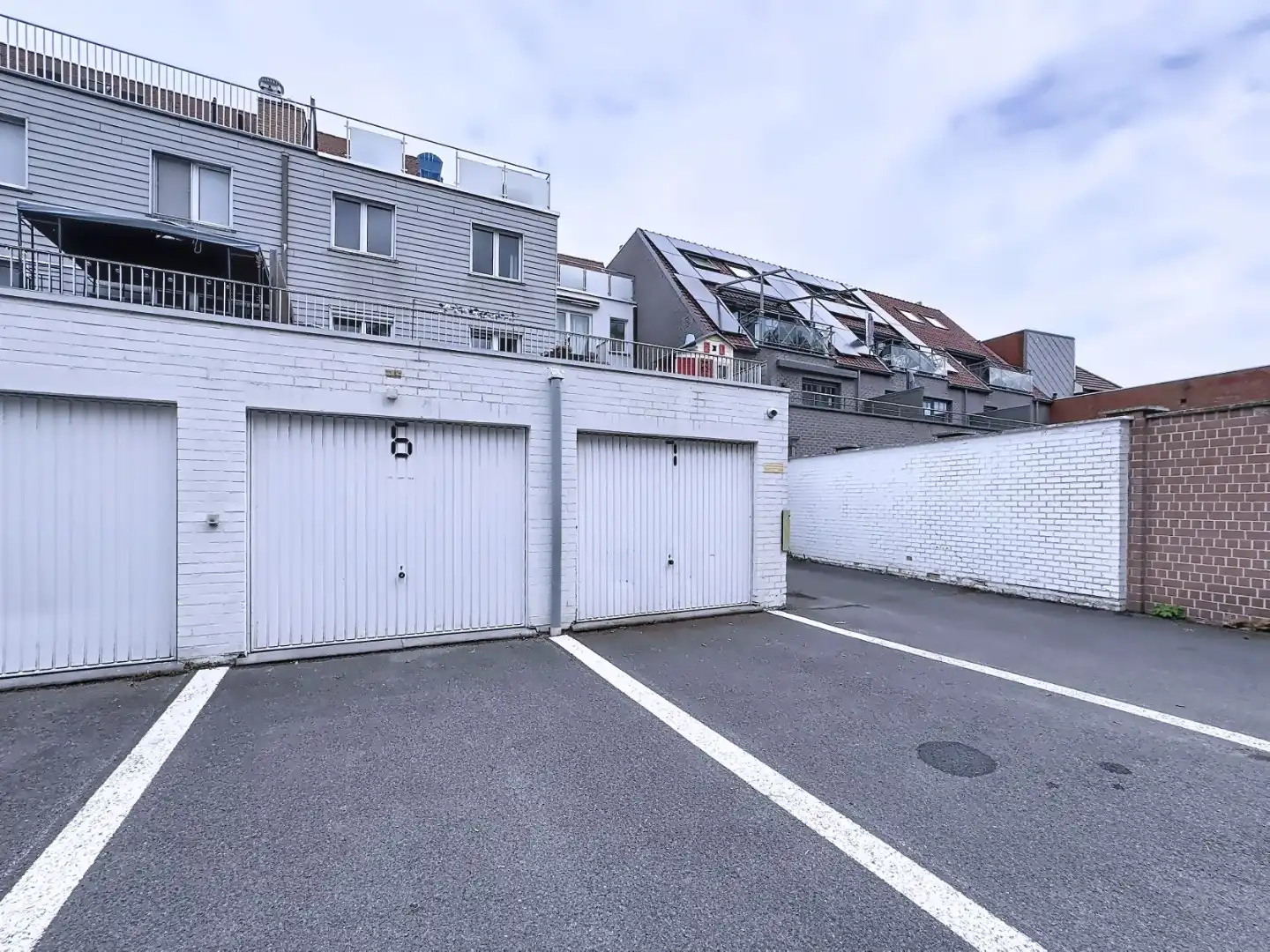 Centraal gelegen garagebox met extra standplaats foto {{pictureIndex}}