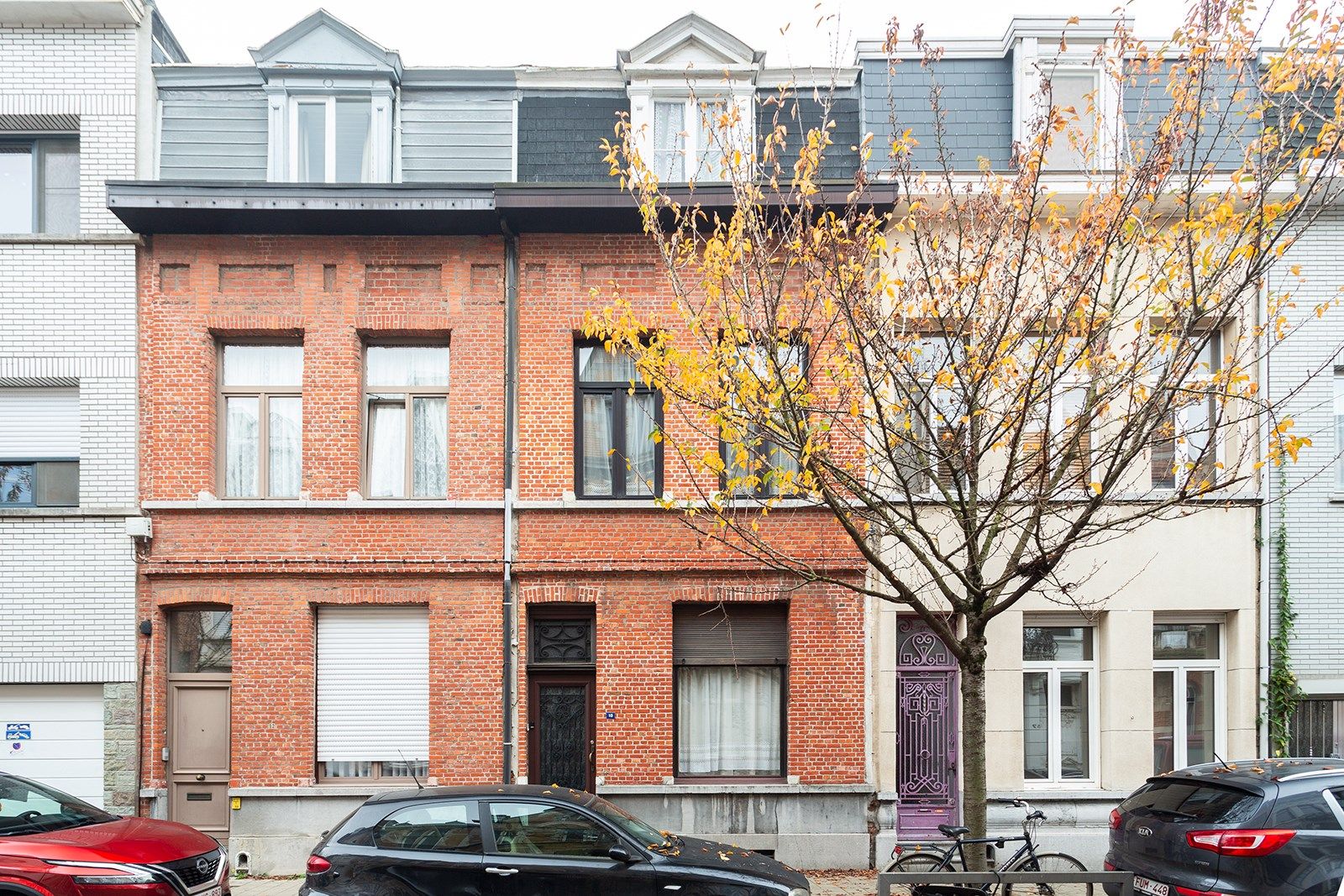 Te renoveren woning met koer en mog. tot parking tegenover foto 1