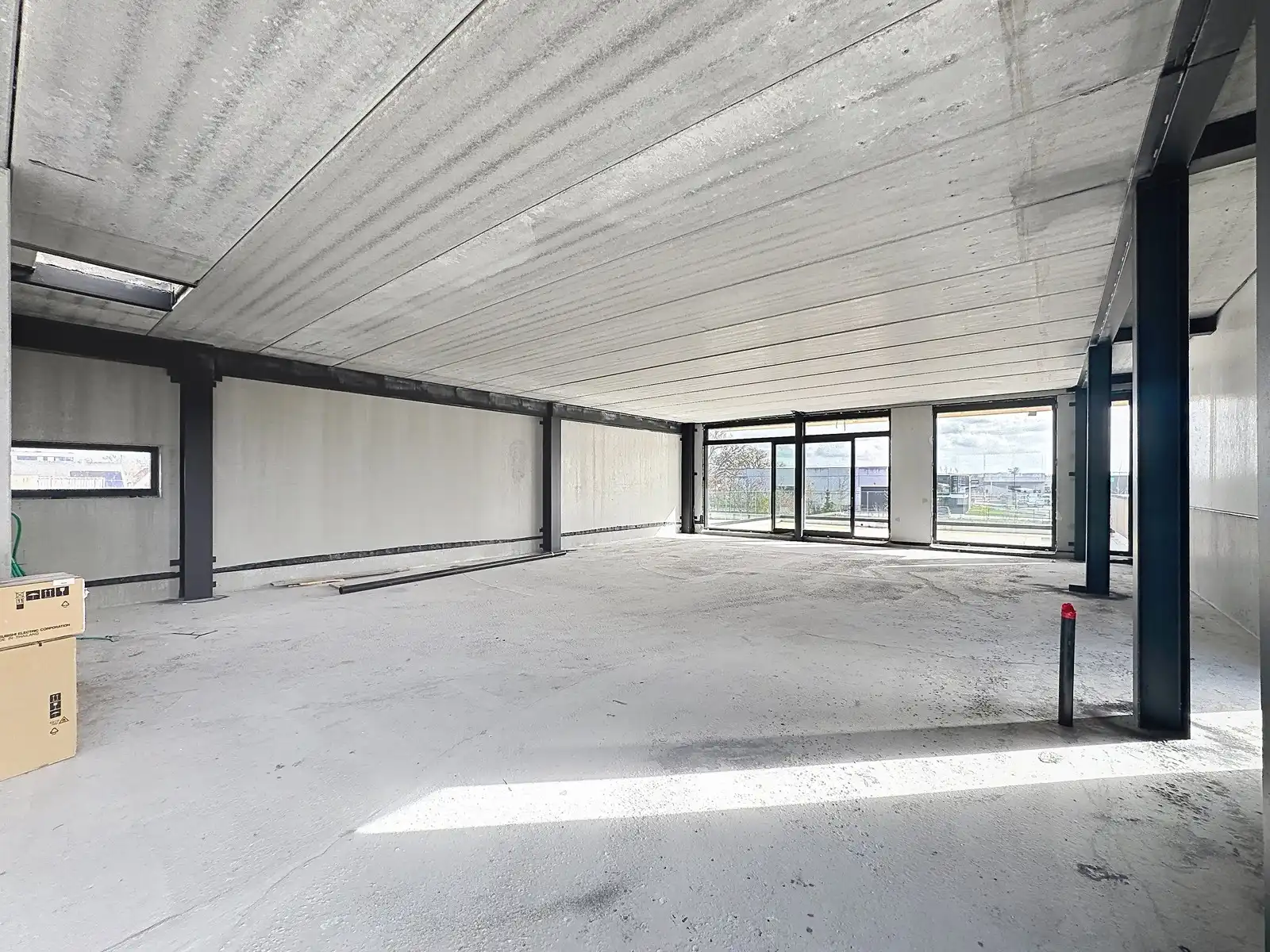 Op hoek-en zichtlocatie te Maldegem: Casco-KANTOORRUIMTE (285m²) met zonne-TERRAS (50m²) TE HUUR op eerste verdieping (lift aanwezig)! foto 10
