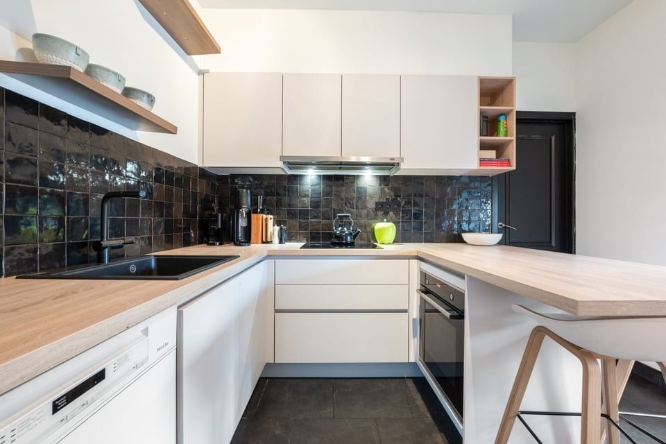 INSTAPKLAAR APPARTEMENT MET 2 SLKS, 2 AUTOSTAANPLAATSEN EN GEMEENSCHAPPELJKE TUIN OP TOPLOCATIE foto 15