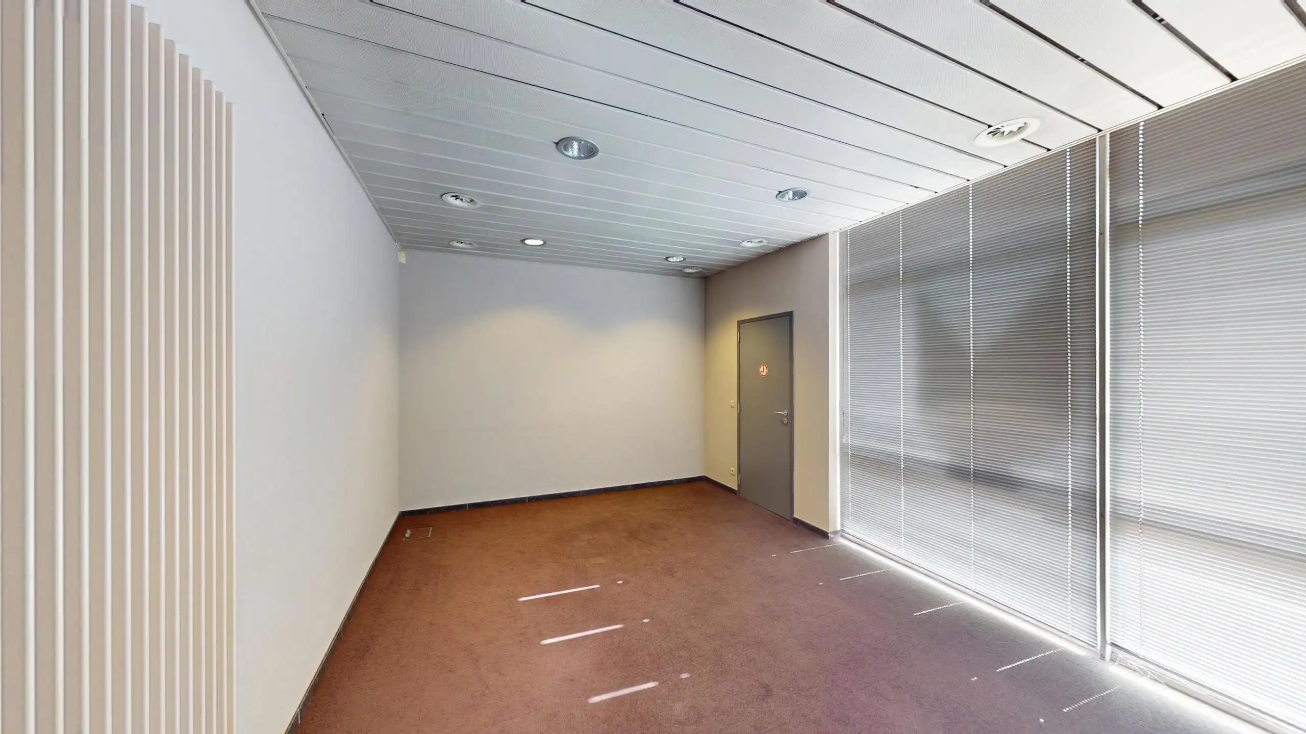 Zeer ruim kantoor op commerciële locatie in centrum Beringen foto 16