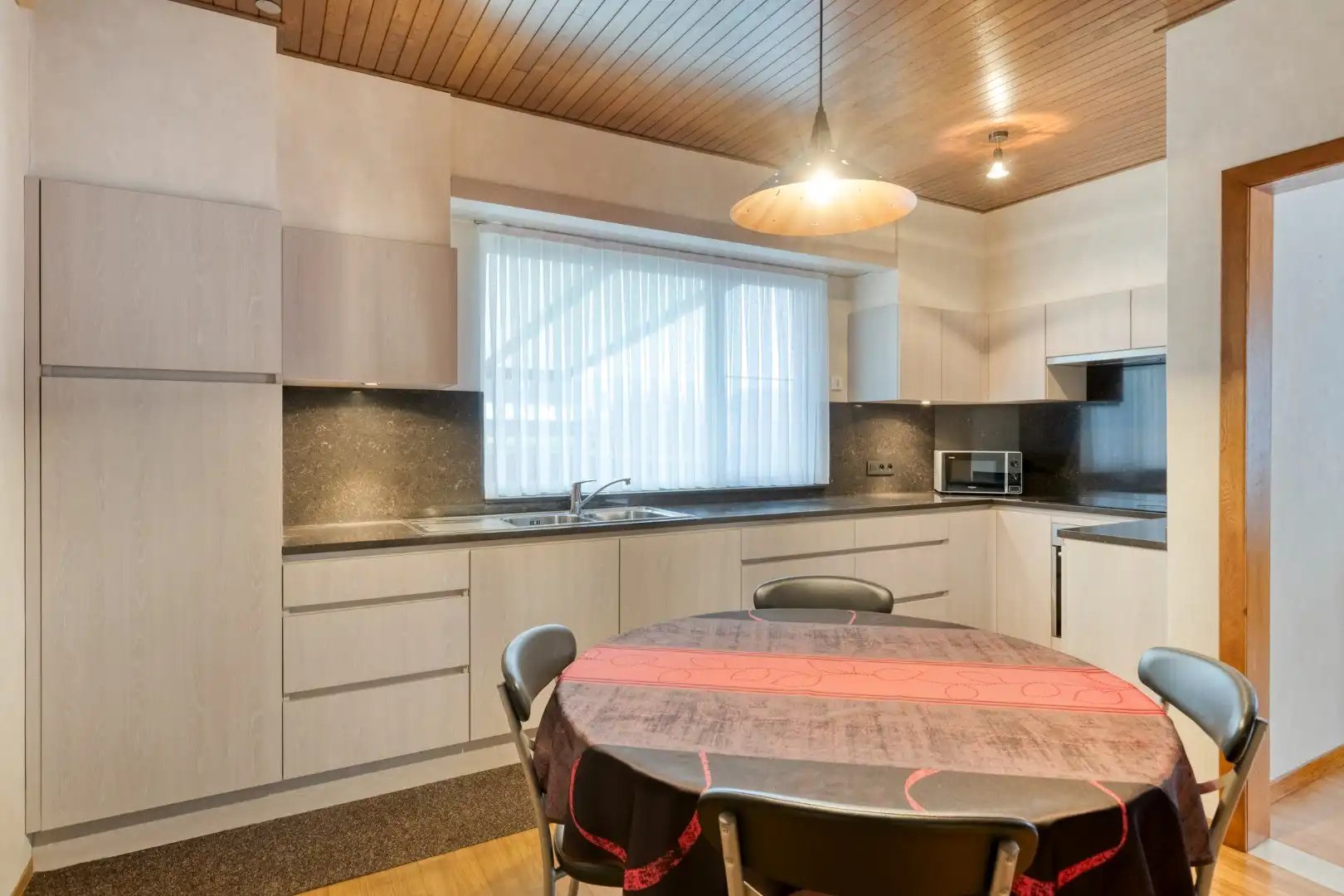 Goed onderhouden gelijkvloers woning op een rustige locatie. foto 8