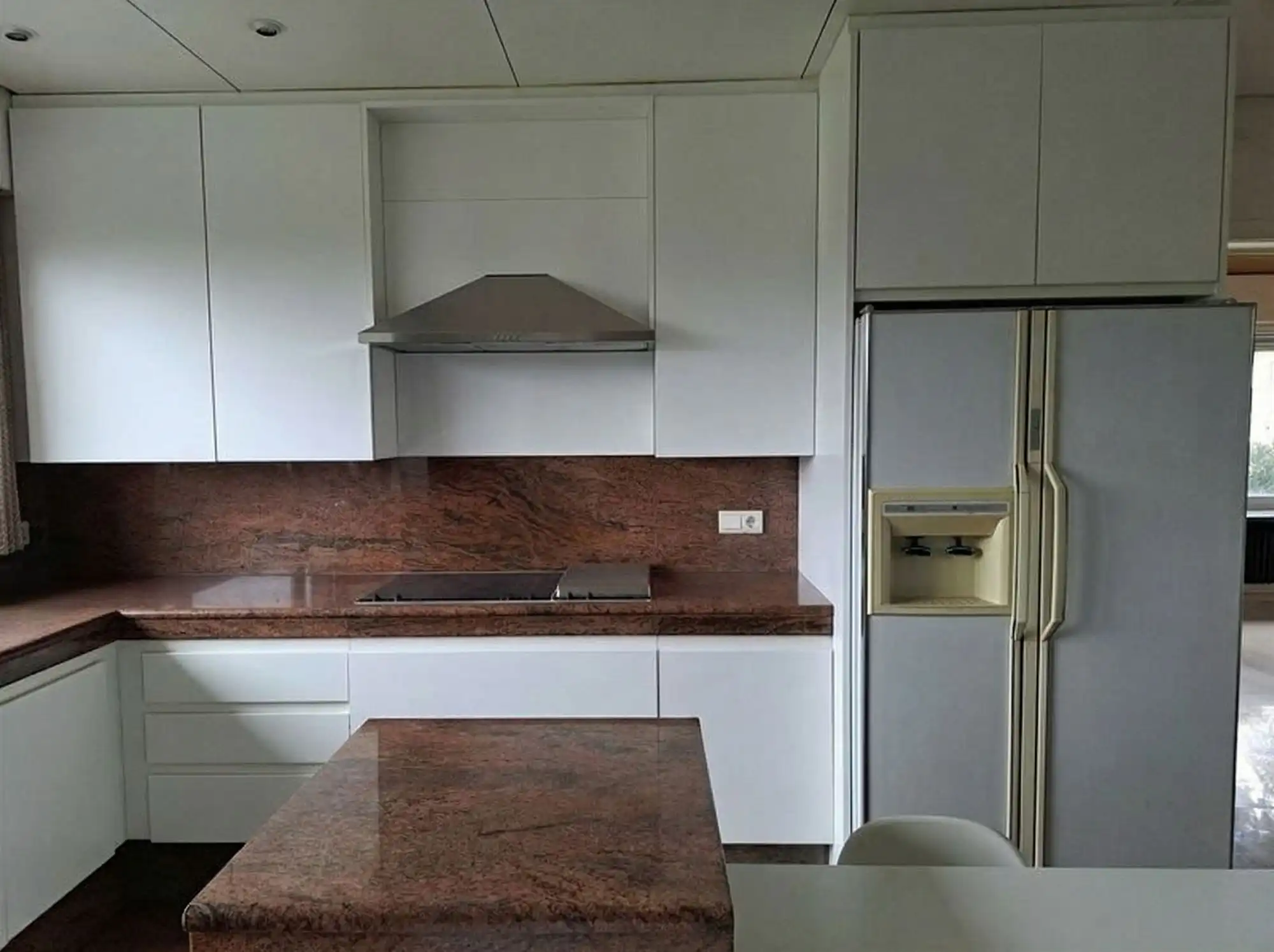 Villa met 4 slaapkamers, grote garage, veel parkeergelegenheid en een afgesloten tuin. foto 8