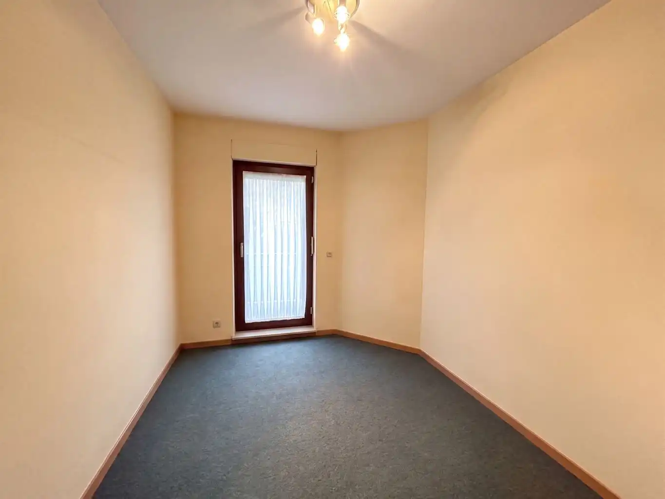 Ruim gelijkvloers appartement met 2 slaapkamers, terras, kelderberging en afgesloten garagebox. foto 9
