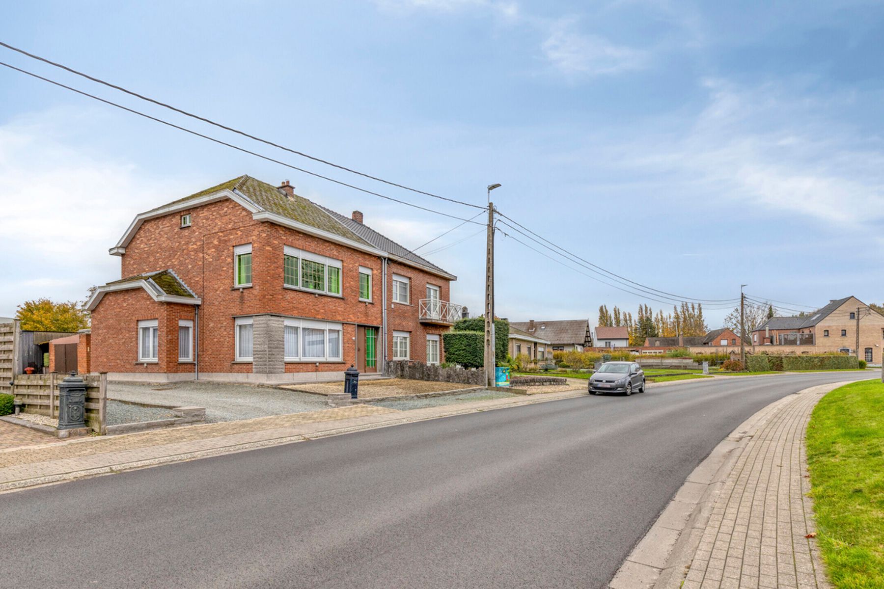 Hoofdfoto van de publicatie: Solide en ruime te renoveren gezinswoning op toplocatie