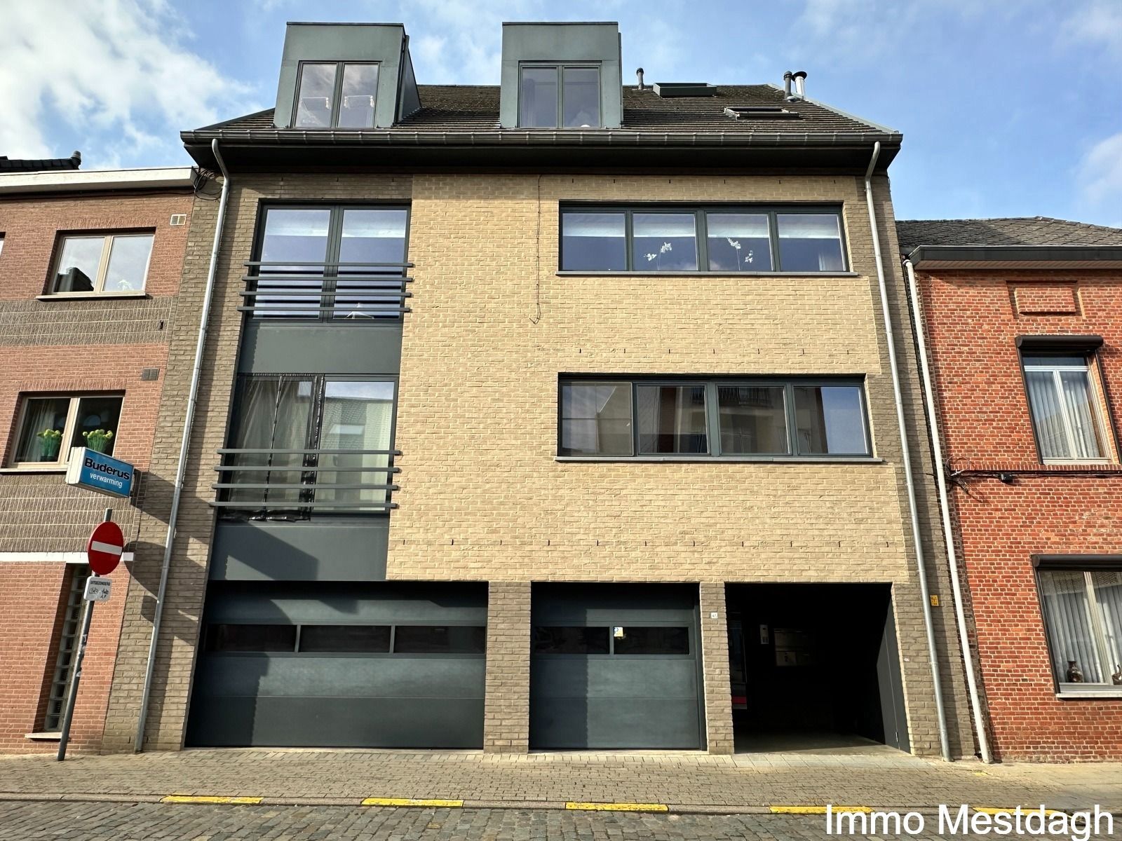 Ruim gelijkvloers appartement met tuin en autostaanplaats. foto {{pictureIndex}}