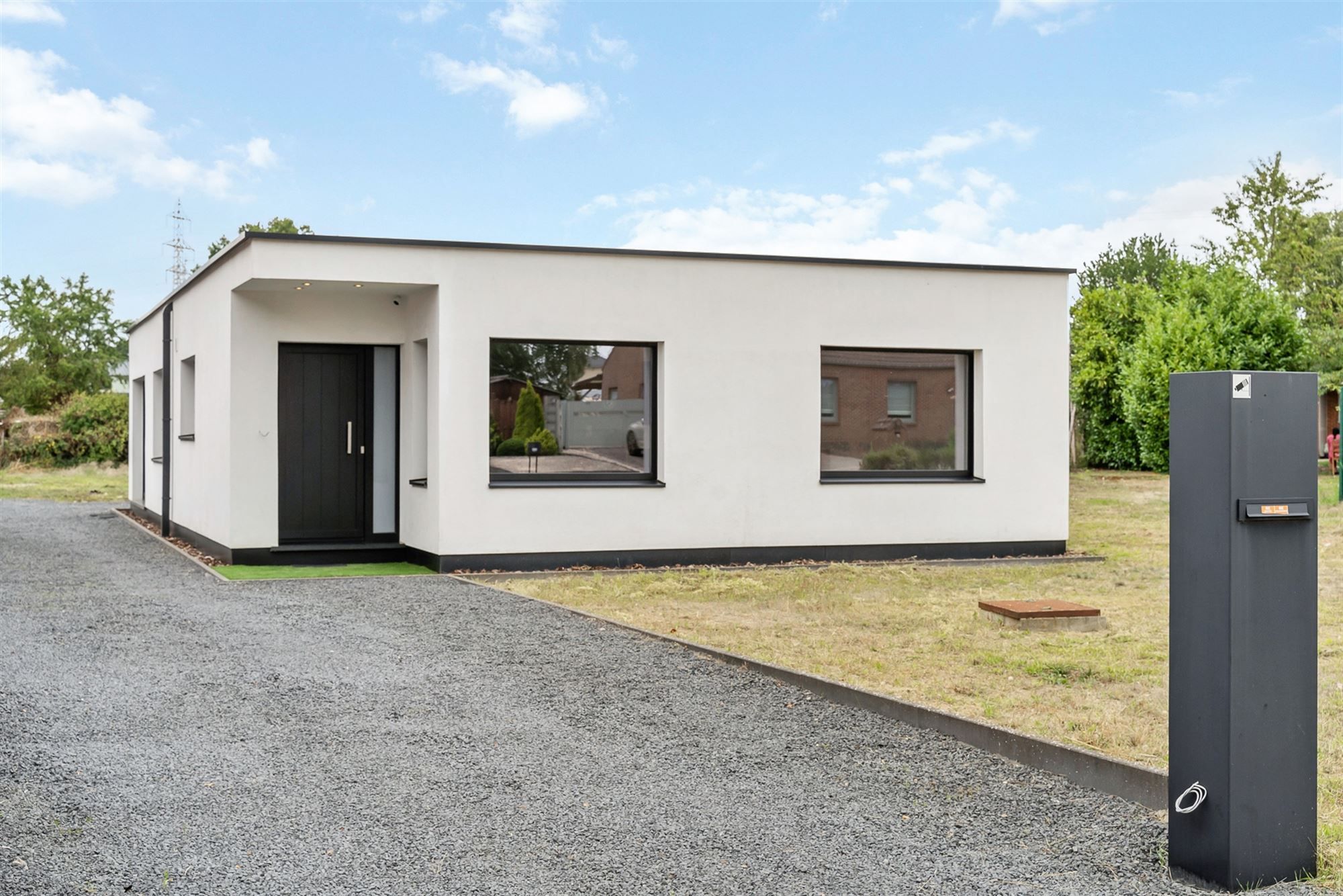 VOLLEDIG GERENOVEERDE WONING MET 2 SLAAPKAMERS GELEGEN OP EEN RUIM PERCEEL VAN 12A10CA TE BERKENBOS IN HEUSDEN-ZOLDER foto {{pictureIndex}}