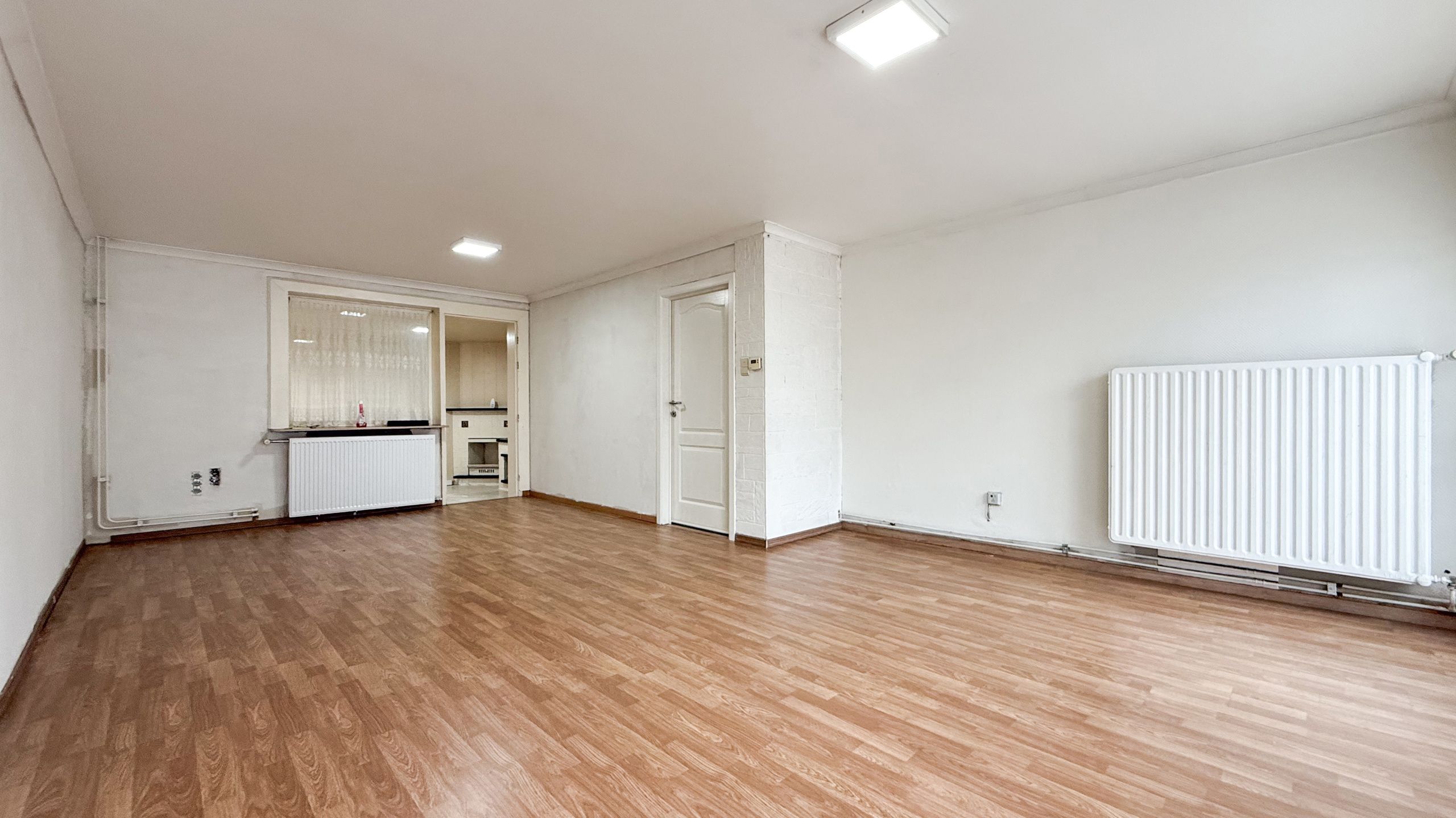 Ruime woning met dubbele garage en ZW gerichte tuin! foto 3