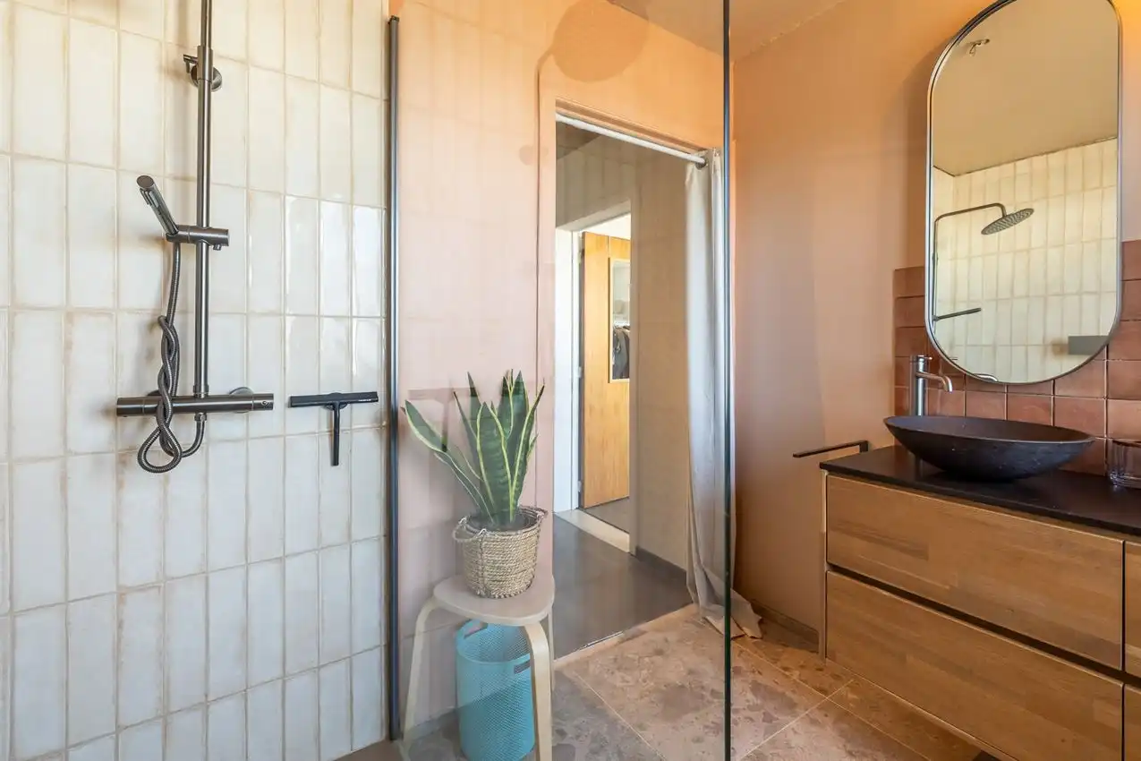 Ruime retrowoning met EPC C,  zuidtuin en achterliggende toegang. foto 41