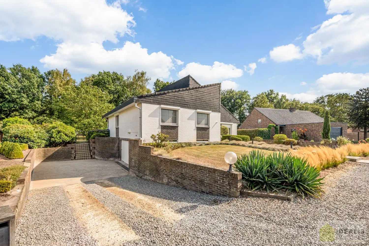 //INVESTERING – NIET VOOR EIGEN GEBRUIK// UITERST GOED ONDERHOUDEN GEZINSWONING OP EEN PRACHTIG, GROEN EN RUSTIG PERCEEL VAN MAAR LIEFST 11A &nbsp;MET LICHTRIJKE WOONKAMER, 3 KNAPPE SLAAPKAMERS, BADKAMER, AFGEWERKTE ZOLDERVERDIEPING EN ONDERGRONDSE GARAGE foto 3