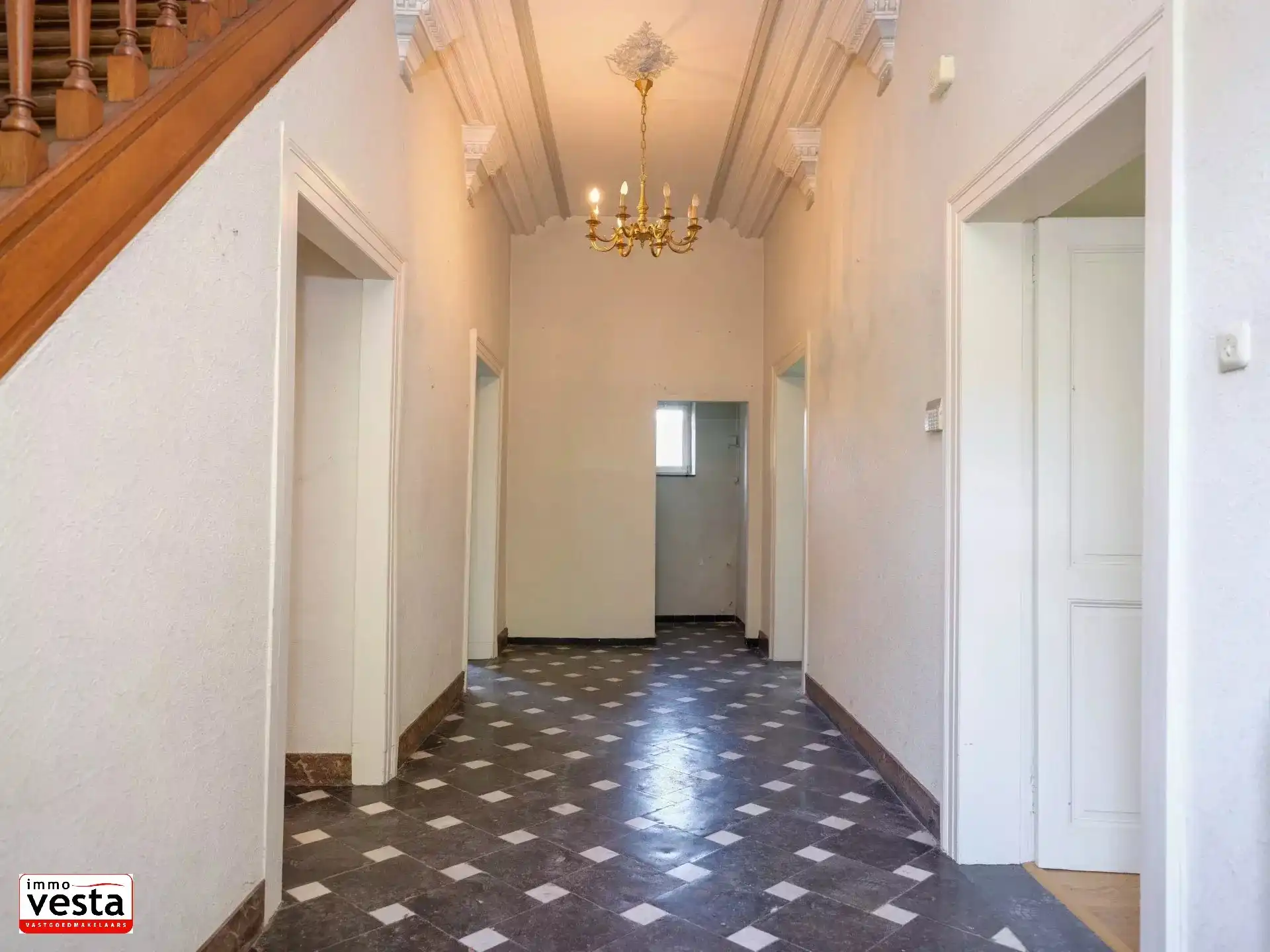 Voormalige pastorie met tal van mogelijkheden foto 4