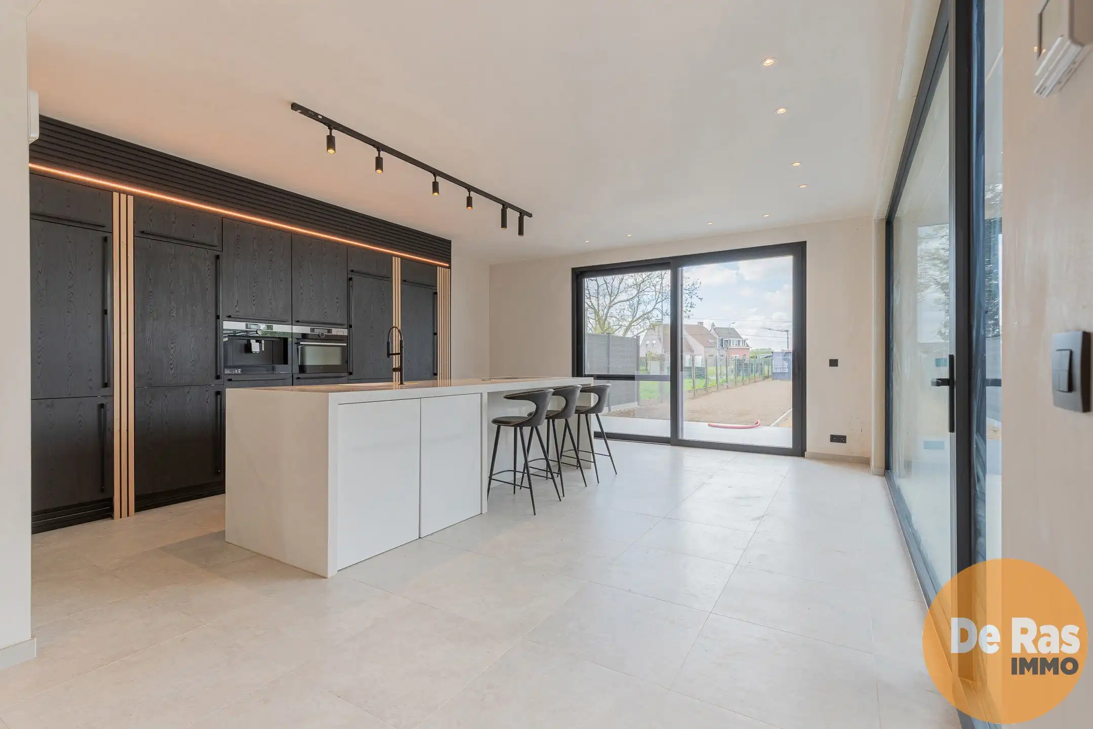 WICHELEN - Exclusief gerenoveerde woning met charme foto {{pictureIndex}}