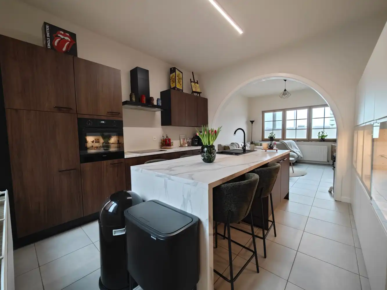 Volledig gerenoveerde stadswoning met 4 slpks, 2 badk. en privéparking. foto 2