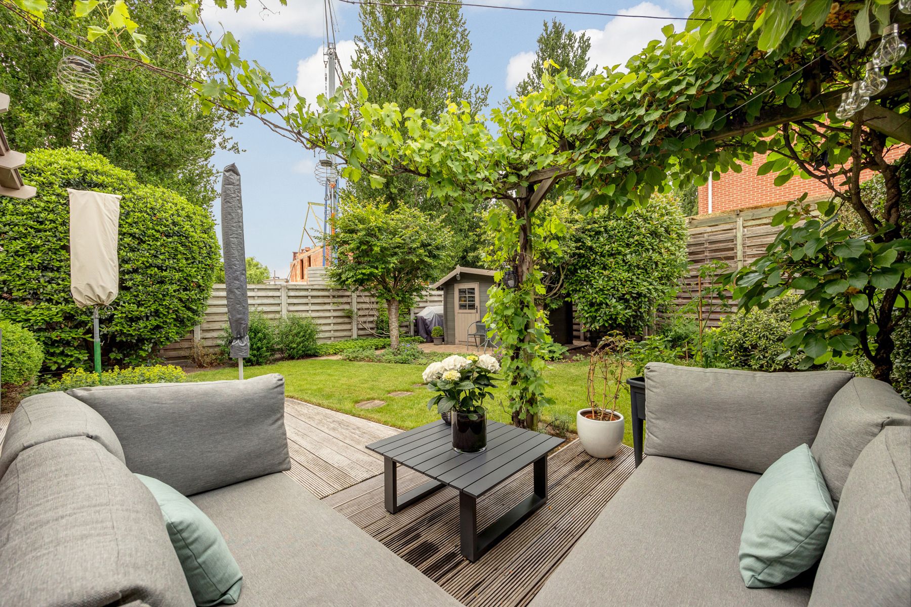 INSTAPKLAAR: H.O.B. met 5 slpks, aangelegde tuin en garage foto 3