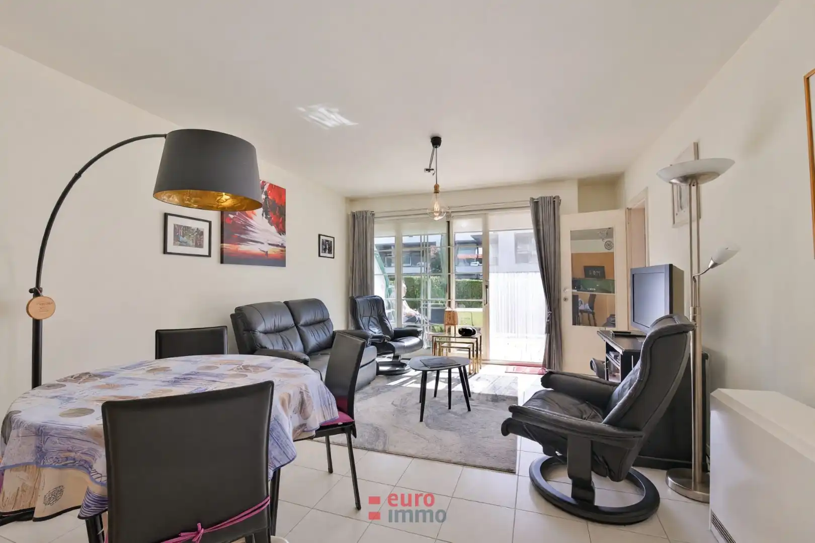 Gelijkvloers appartement met een ruim, zuidgericht terras en gezellig tuintje! foto 4