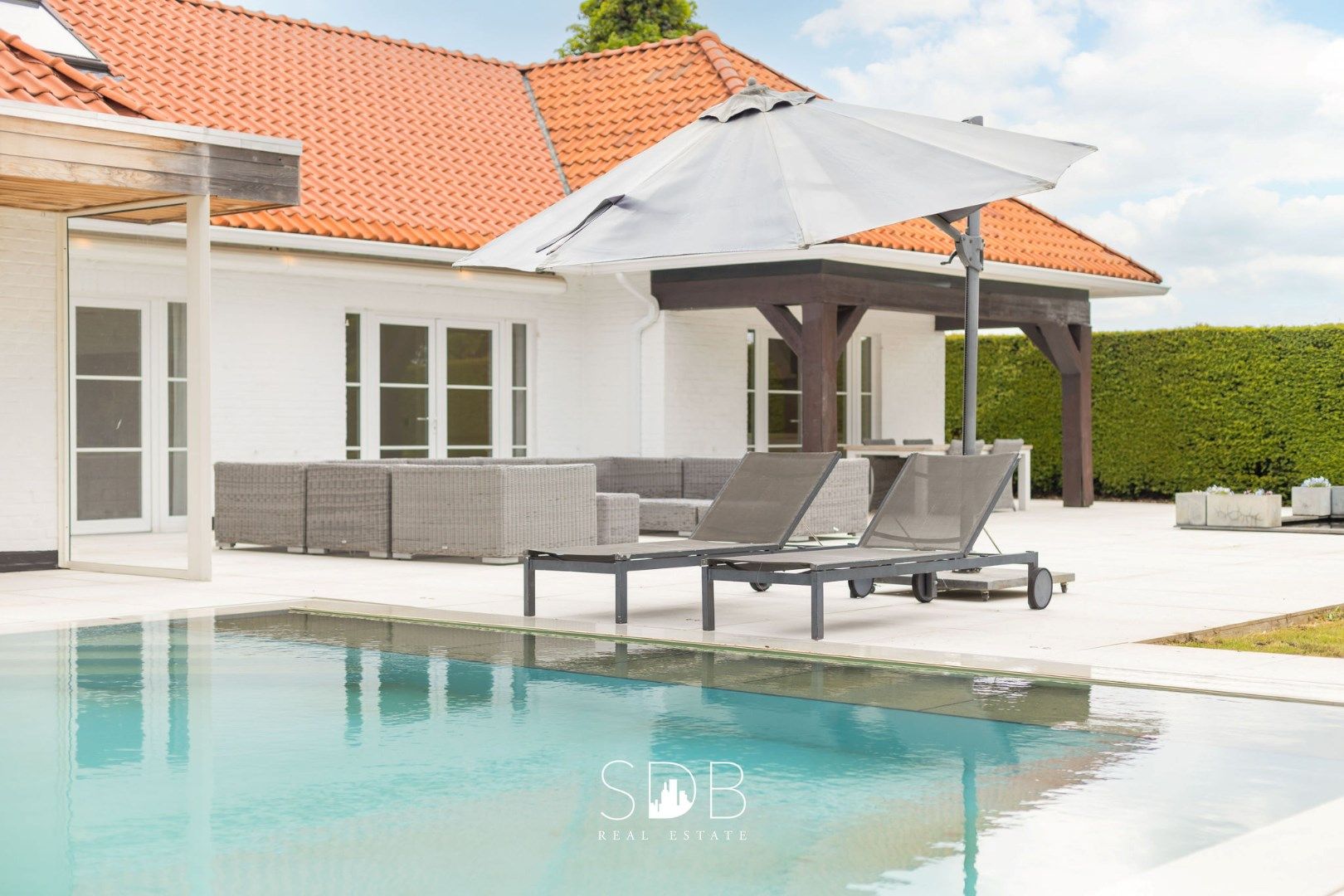 Prachtige villa met zwembad, paardenstallen, paddock en grasland op 1,3HA foto {{pictureIndex}}