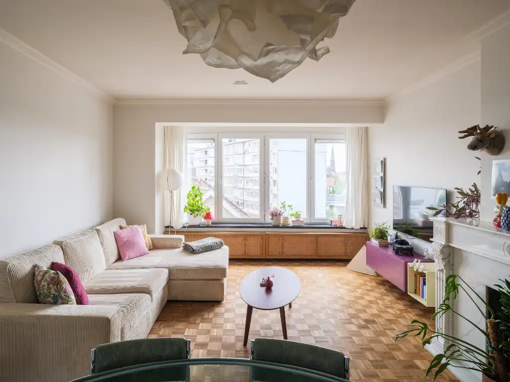 Vintage sixties 2-slaapkamerappartement met terras in Ledeberg, waar sfeer en esthetiek mooi bewaard zijn gebleven. foto {{pictureIndex}}
